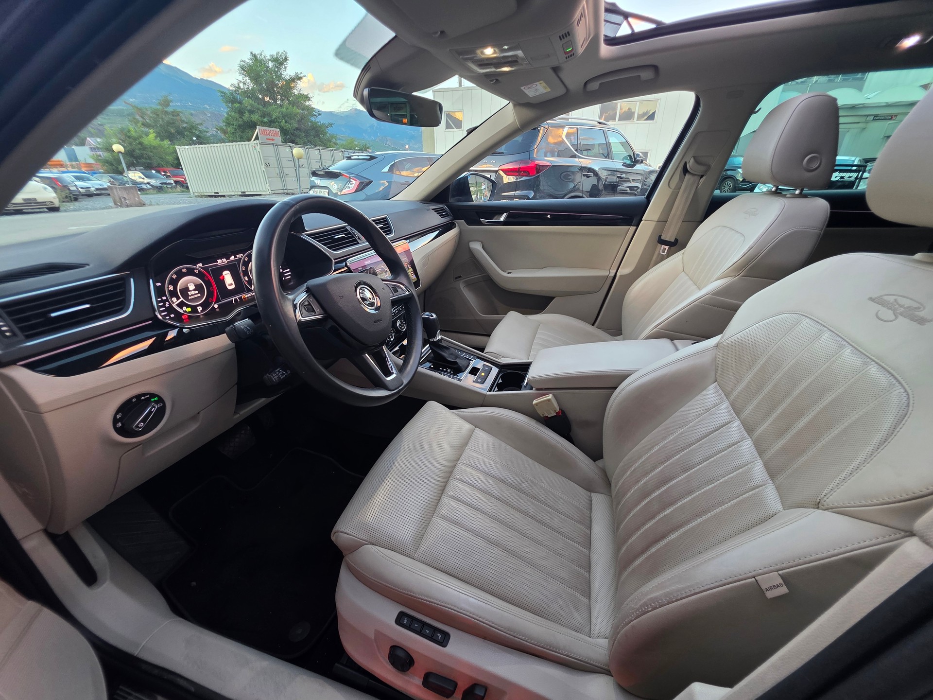 SKODA Superb Combi 2.0 TDi L&K DSG-image-9
