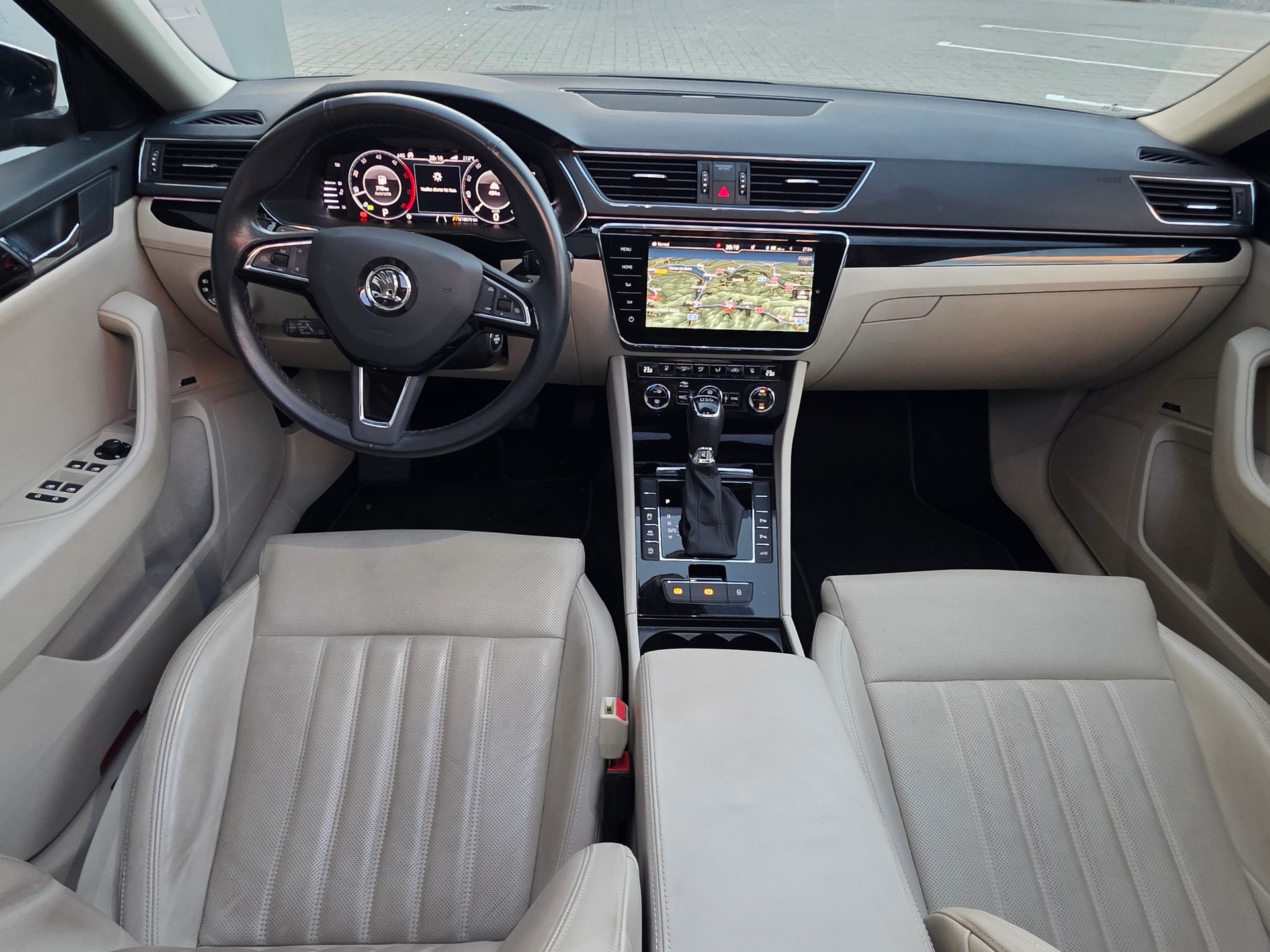 SKODA Superb Combi 2.0 TDi L&K DSG-image-8