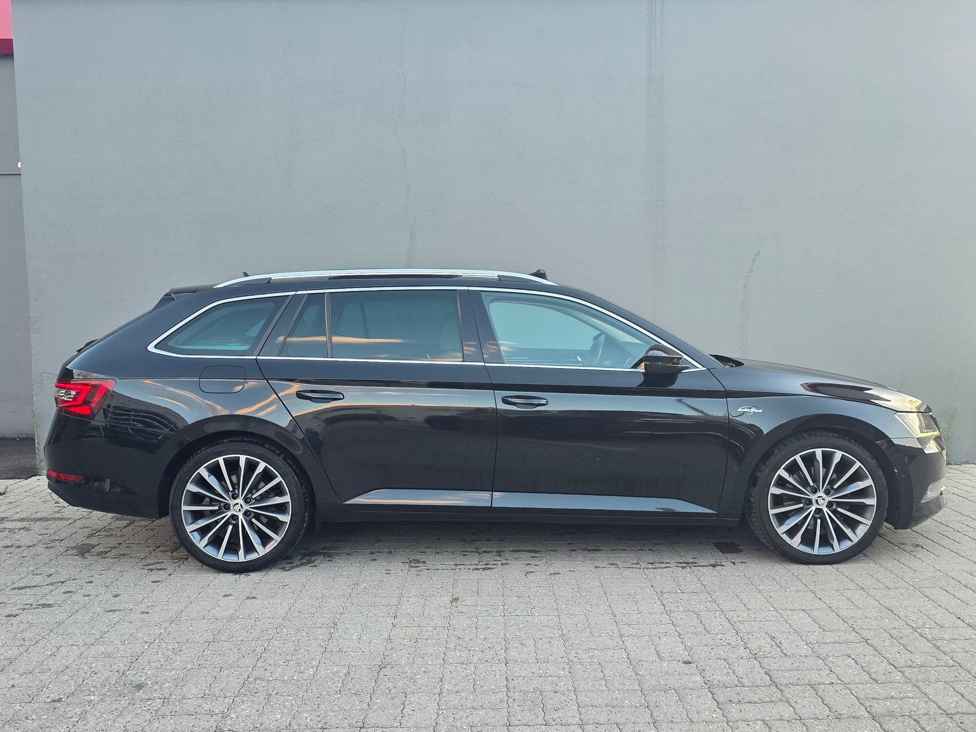 SKODA Superb Combi 2.0 TDi L&K DSG-image-4