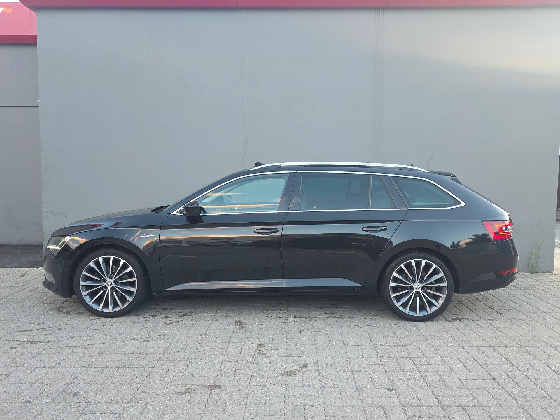 SKODA Superb Combi 2.0 TDi L&K DSG-image-1