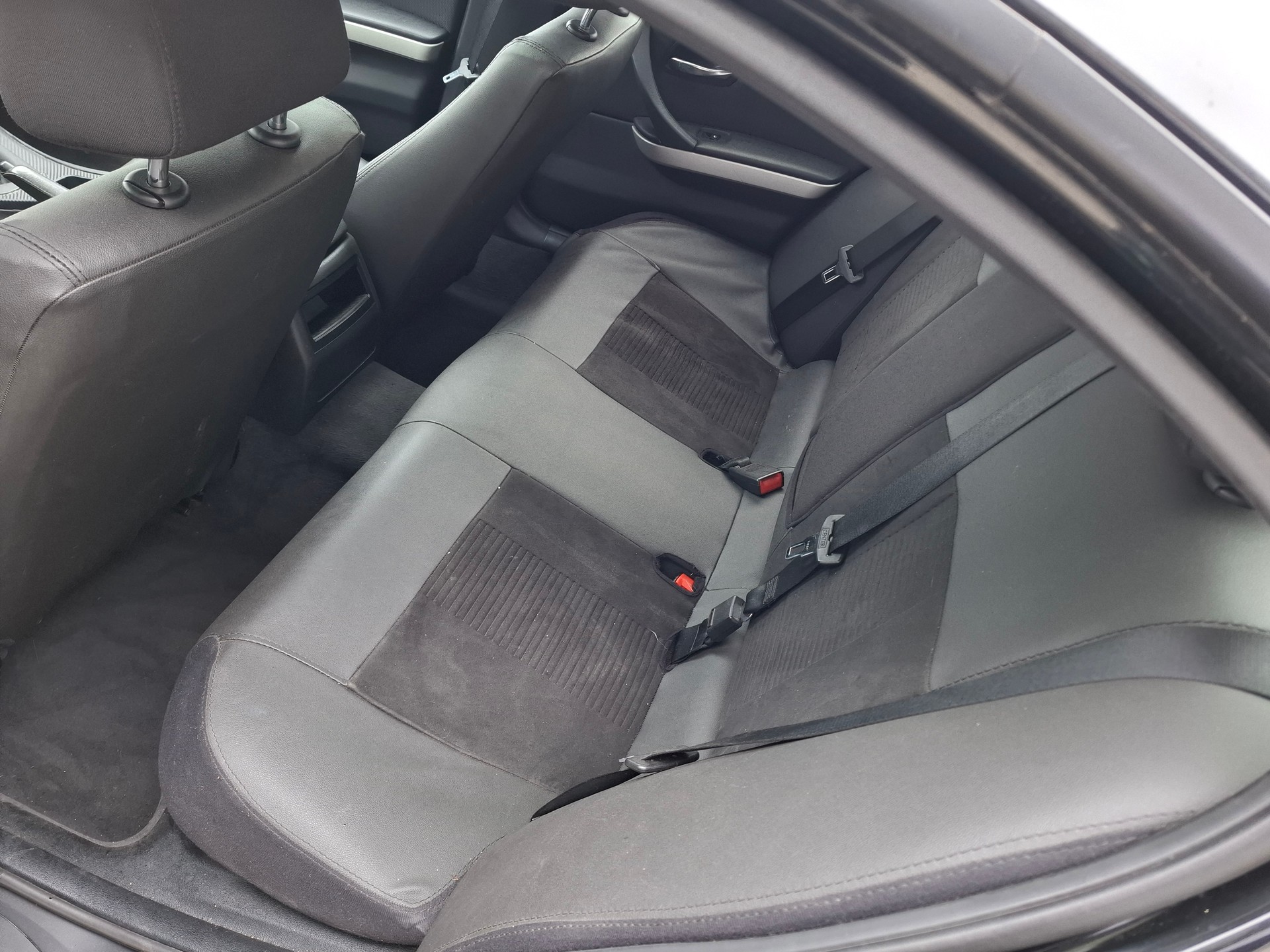 BMW 318d-image-7