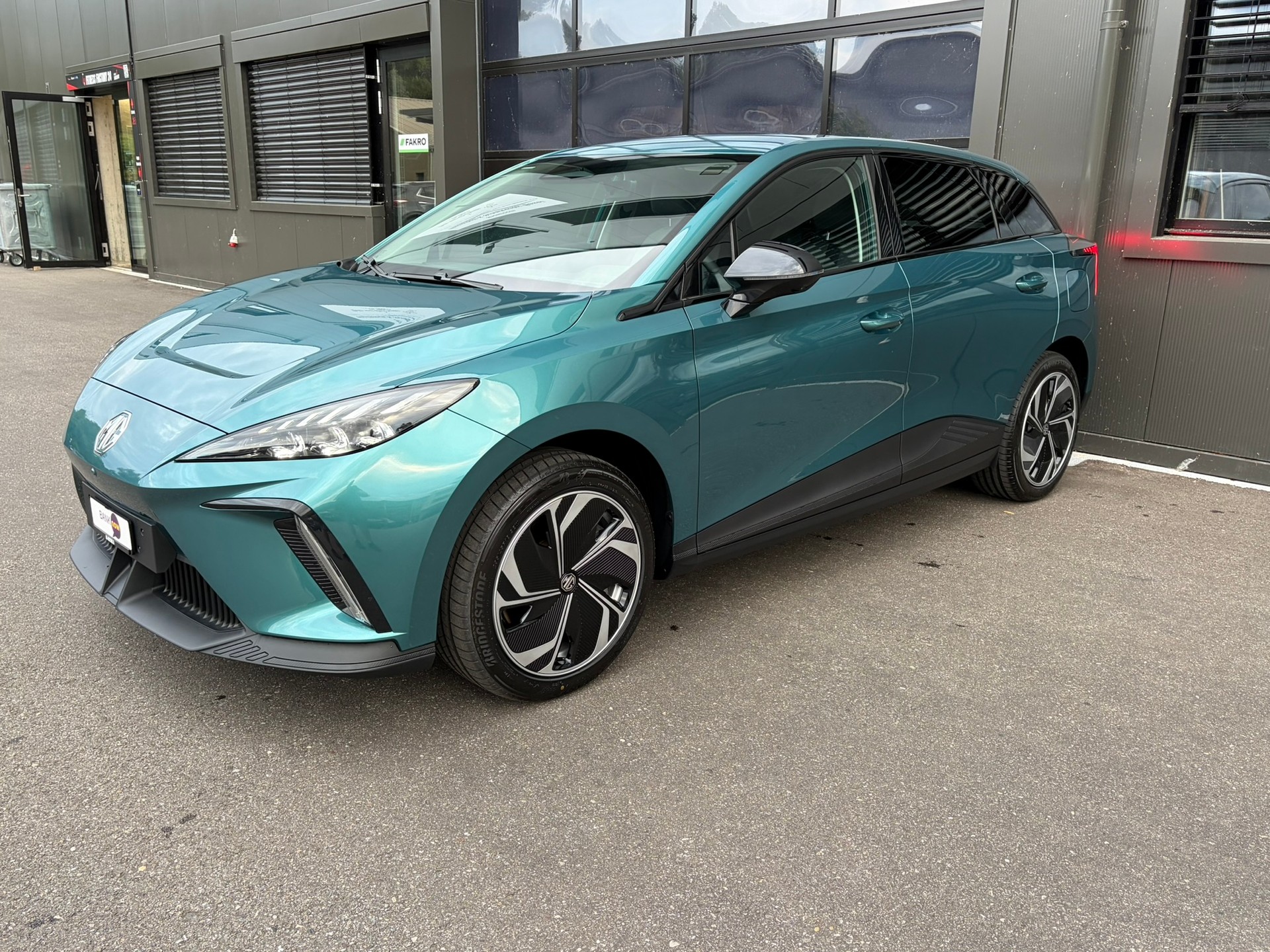 MG 4 EV 64kWh Premium-showroom-element-3