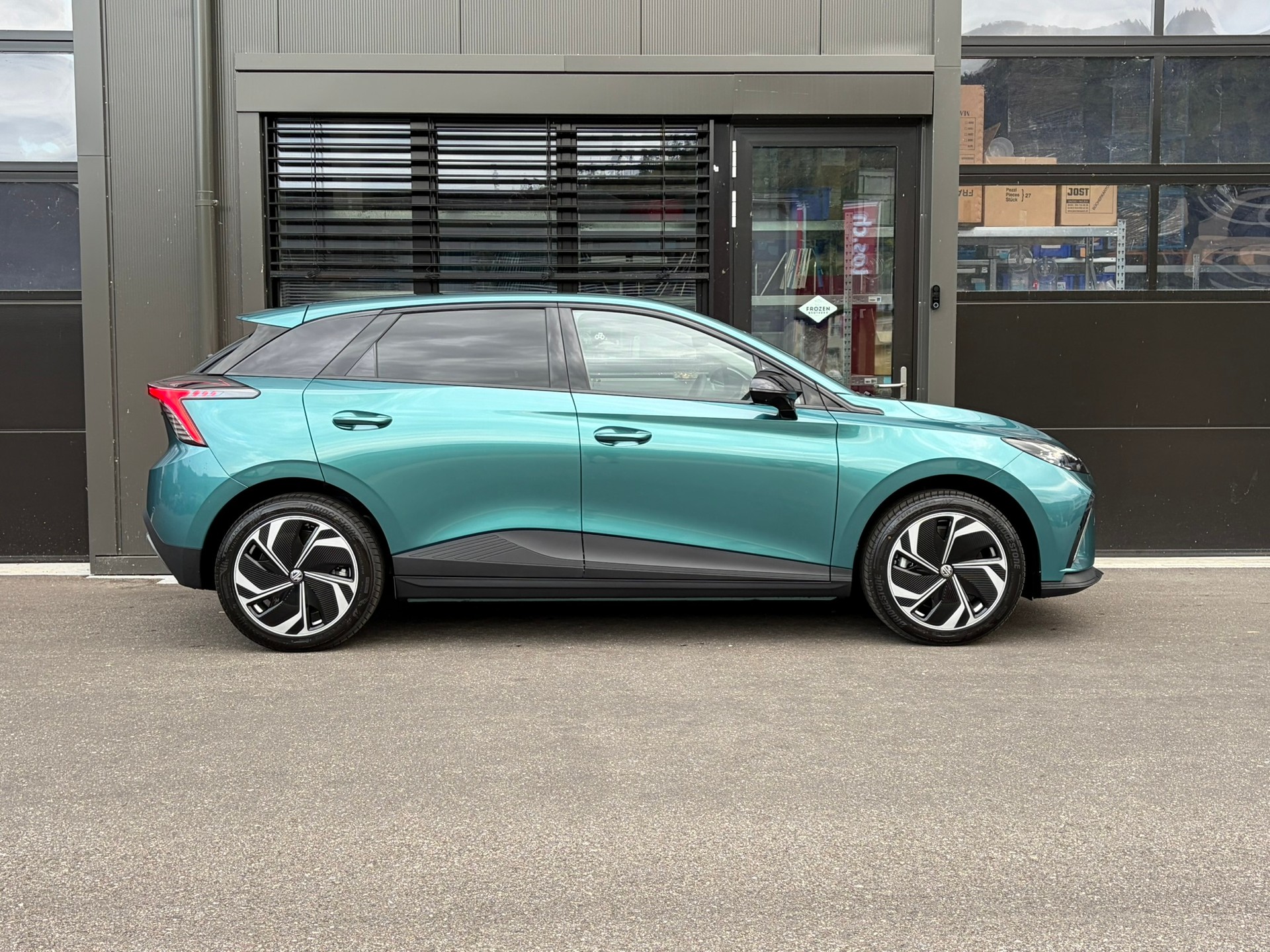 MG 4 EV 64kWh Premium-showroom-element-1