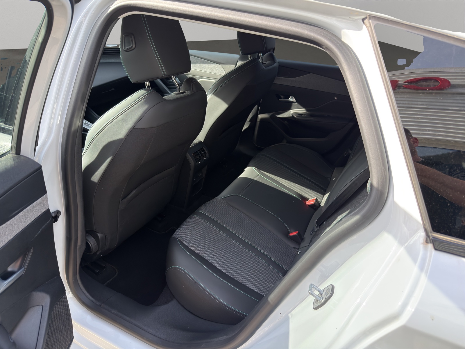 PEUGEOT 308 SW e-Allure-image-4