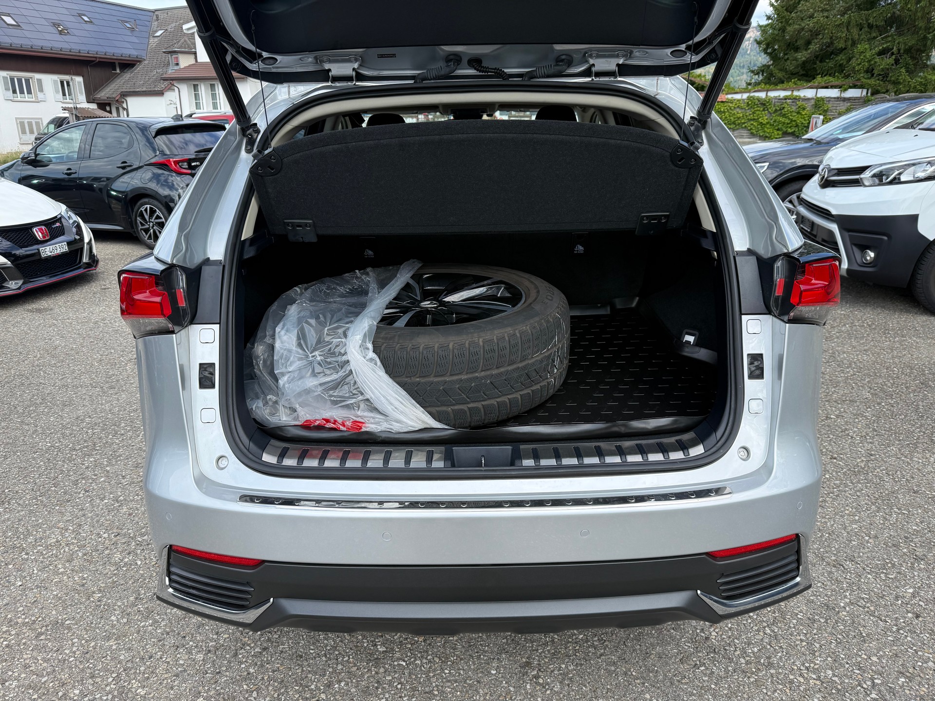 LEXUS NX 300h Excellence E-Four Automatic-image-15