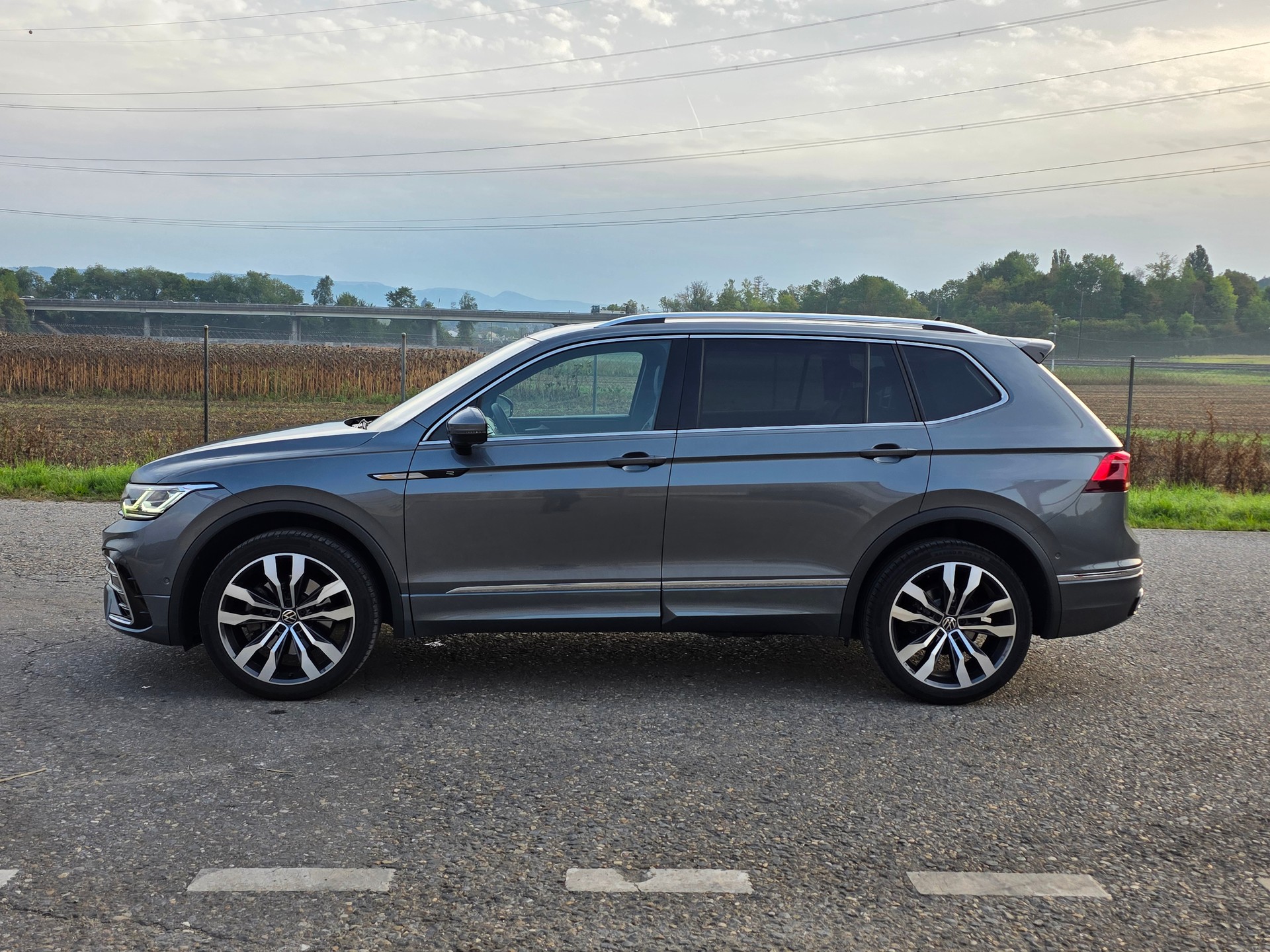 VW Tiguan Allspace 2.0TSI R-Line 4Motion DSG-image-2