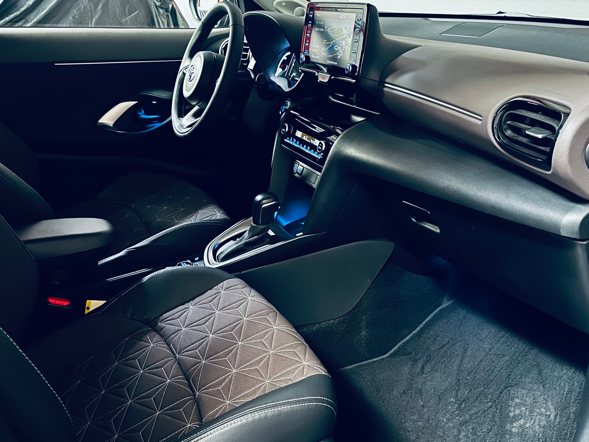 TOYOTA Yaris Cross 1.5 Elegant e-CVT AWDi-image-13
