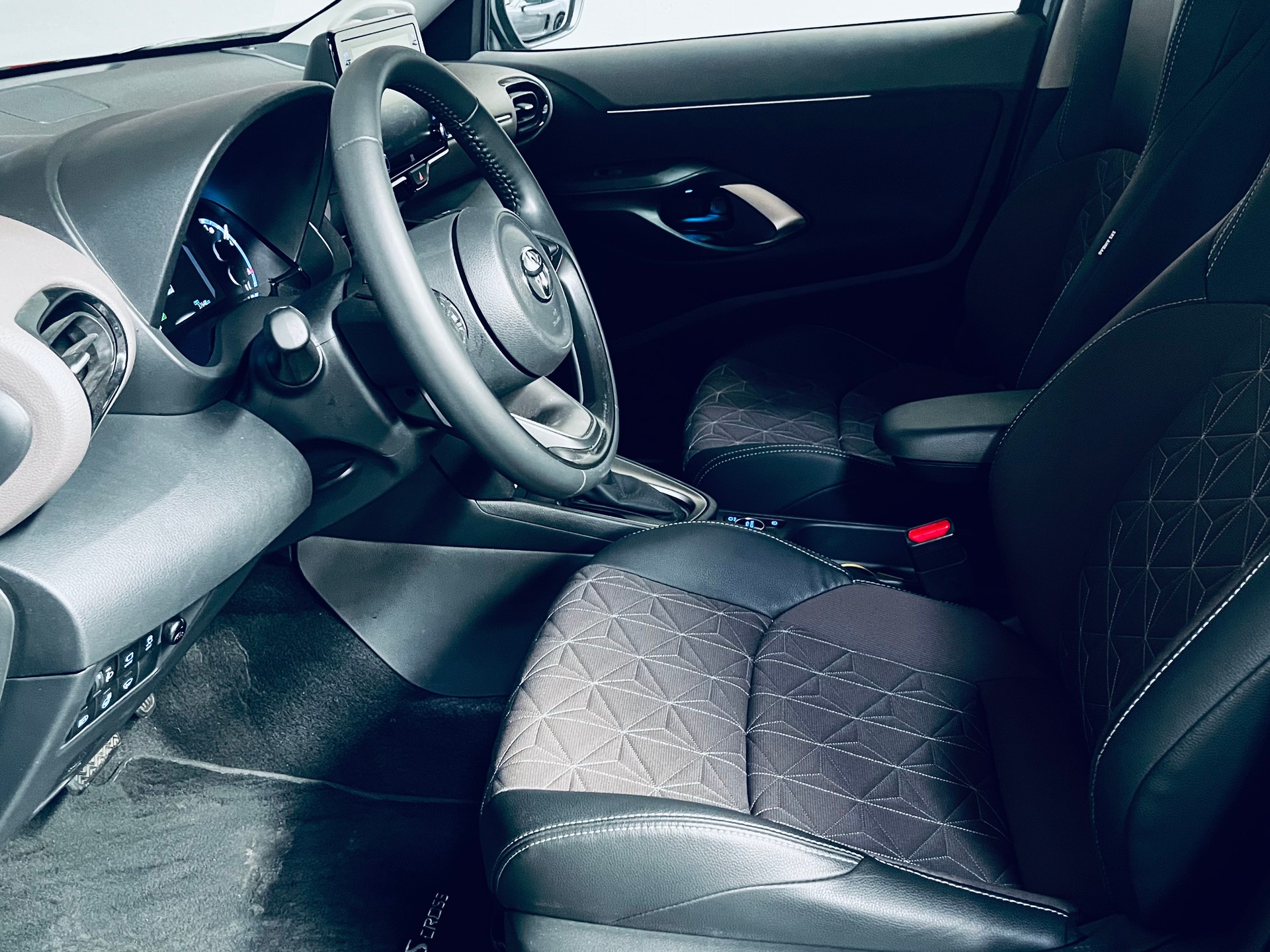 TOYOTA Yaris Cross 1.5 Elegant e-CVT AWDi-image-11