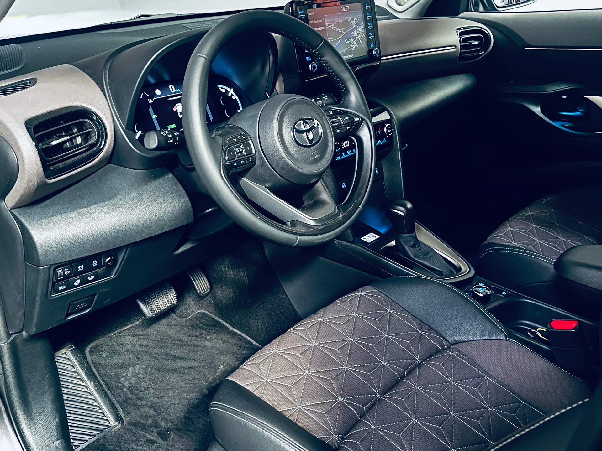 TOYOTA Yaris Cross 1.5 Elegant e-CVT AWDi-image-12