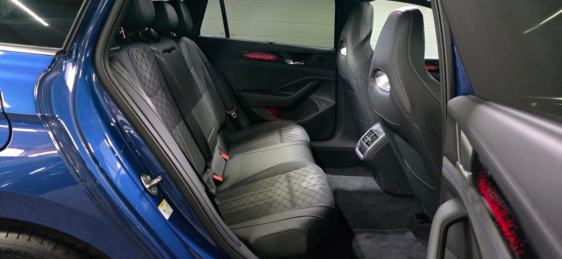 VW Passat Variant 2.0 TSI evo4 R-Line 4 Motion DSG *Panoramadach*Massagefunktion*Sitz-&Lenkradheizung*ACC&Spurhalteasistent*-image-29