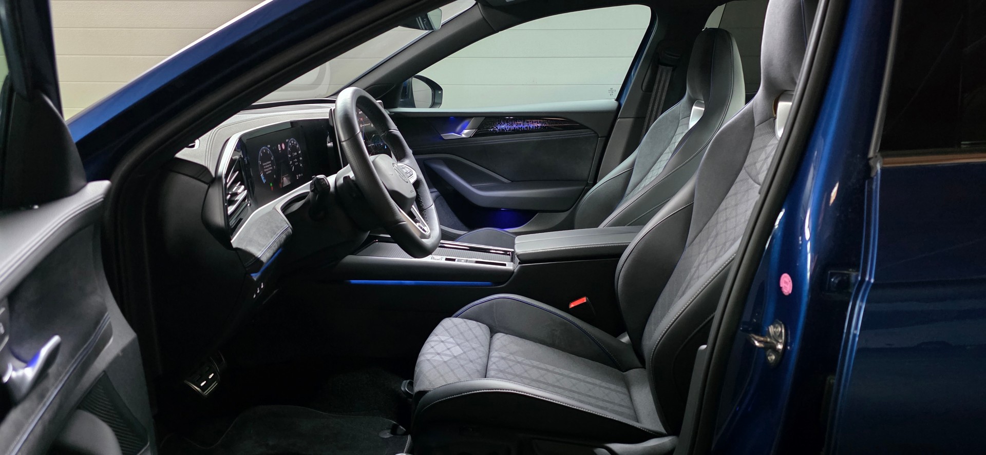 VW Passat Variant 2.0 TSI evo4 R-Line 4 Motion DSG *Panoramadach*Massagefunktion*Sitz-&Lenkradheizung*ACC&Spurhalteasistent*-image-8