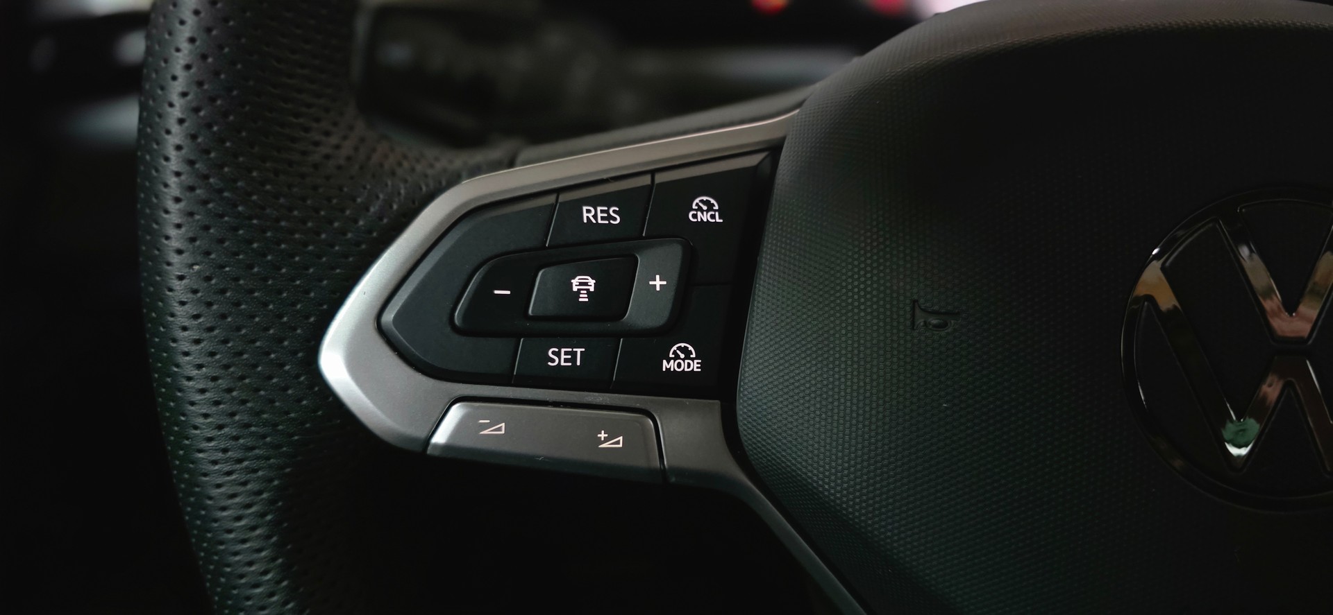 VW Passat Variant 2.0 TSI evo4 R-Line 4 Motion DSG *Panoramadach*Massagefunktion*Sitz-&Lenkradheizung*ACC&Spurhalteasistent*-image-15