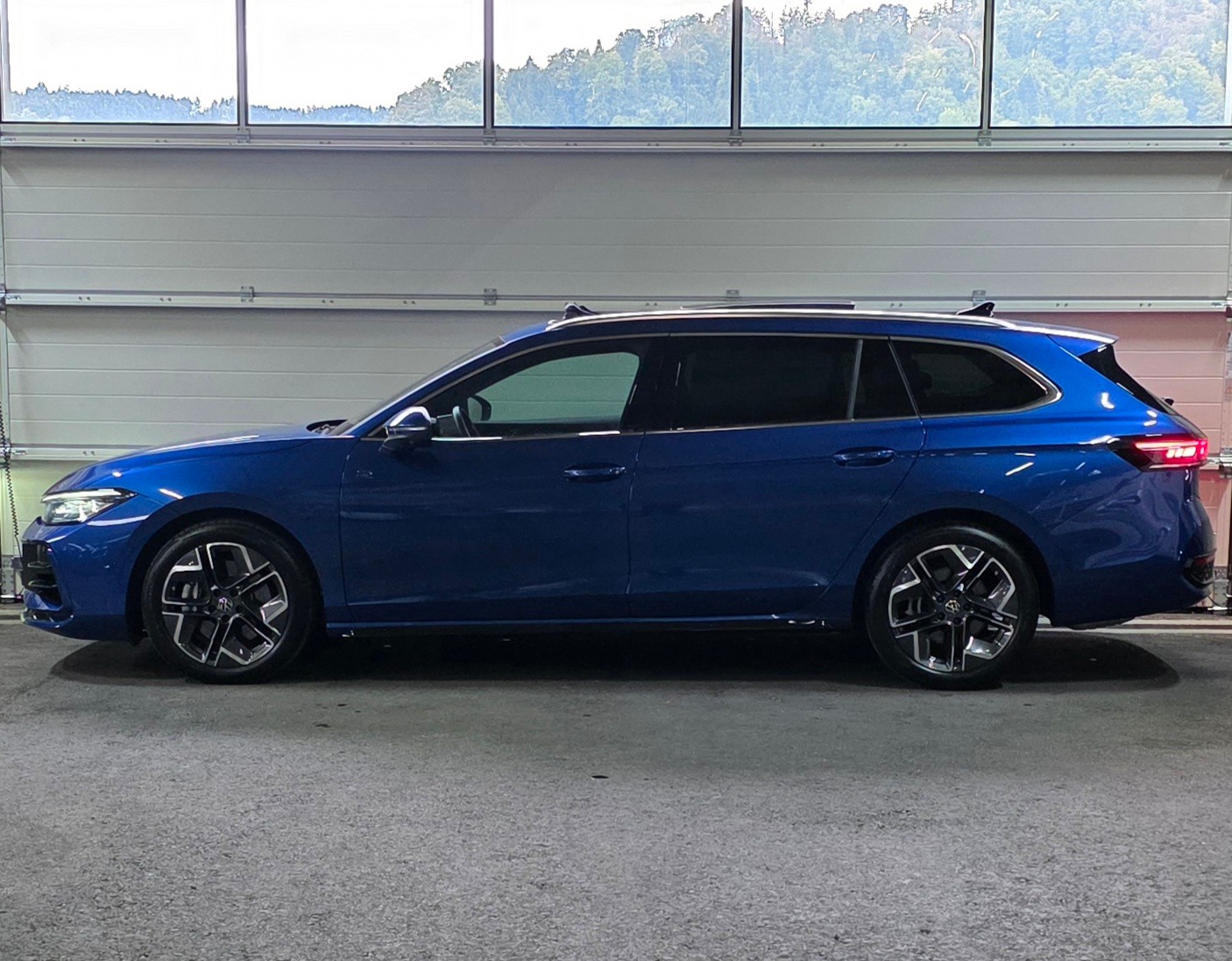 VW Passat Variant 2.0 TSI evo4 R-Line 4 Motion DSG *Panoramadach*Massagefunktion*Sitz-&Lenkradheizung*ACC&Spurhalteasistent*-image-1