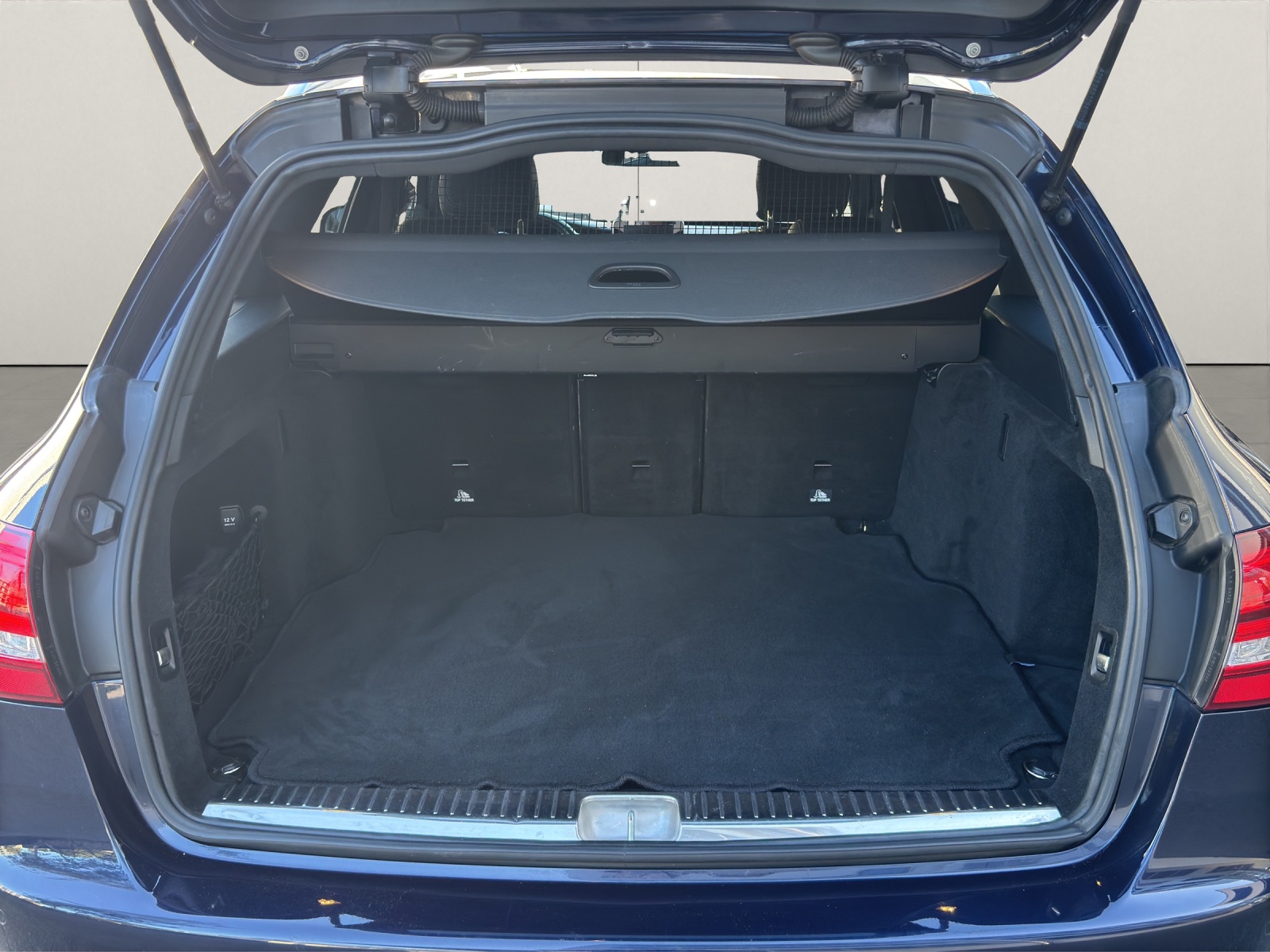 MERCEDES-BENZ C 250 d AMG Line 4Matic 9G-Tronic-image-14