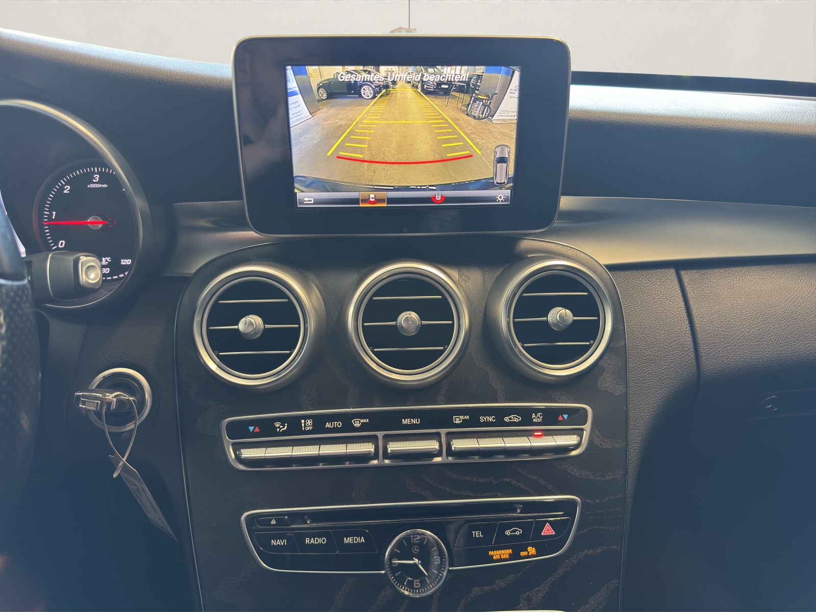 MERCEDES-BENZ C 250 d AMG Line 4Matic 9G-Tronic-image-15