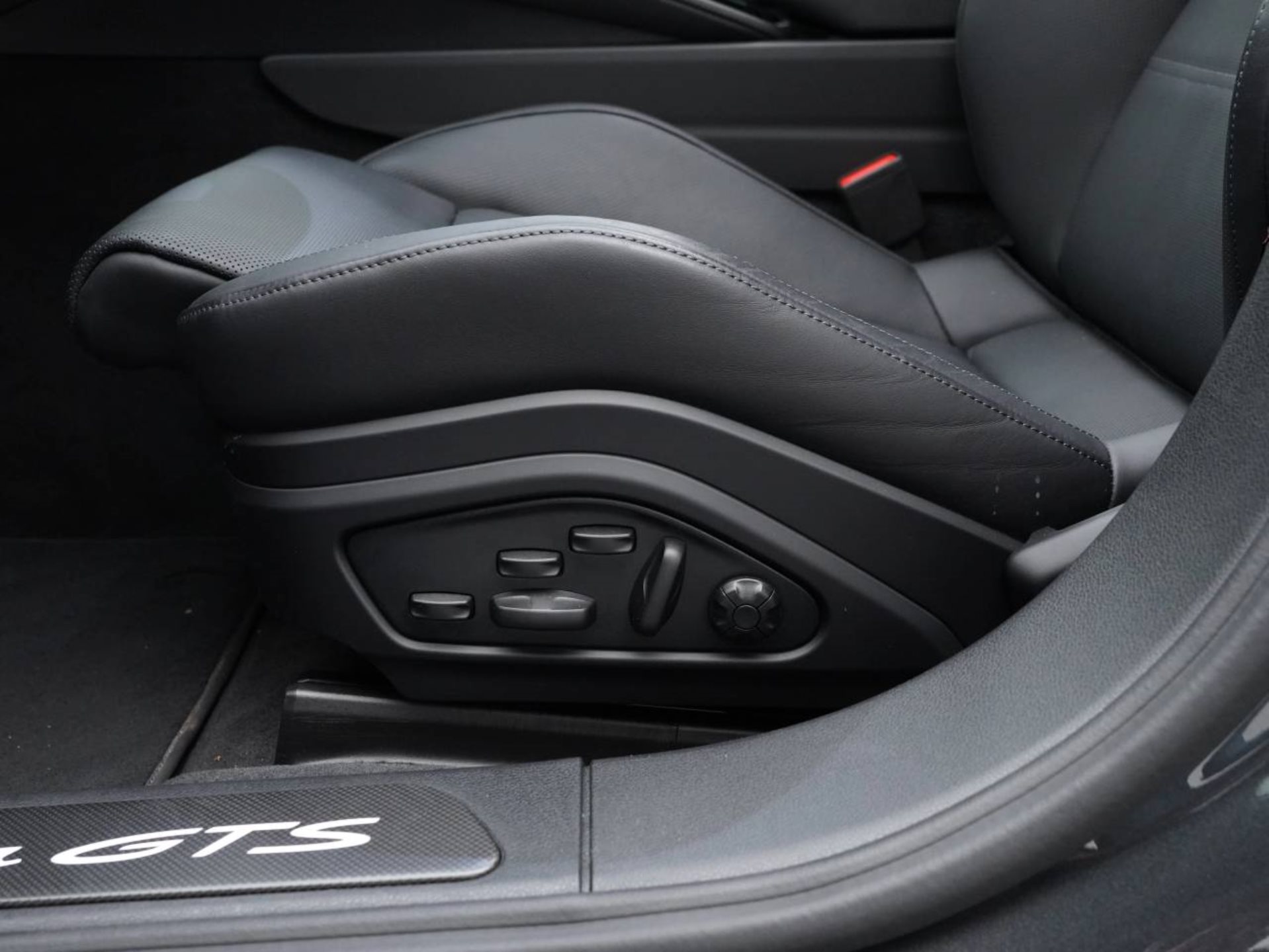 PORSCHE Panamera GTS-image-22