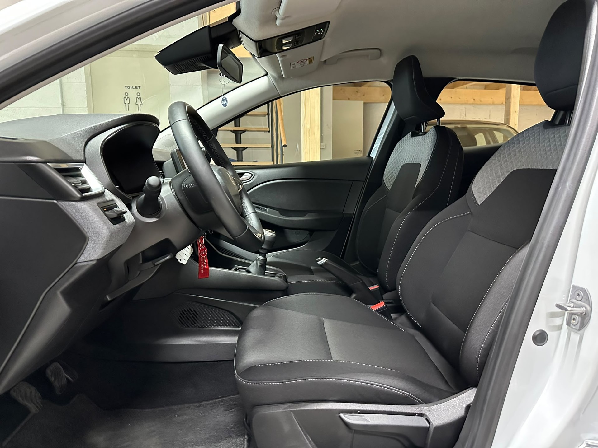 RENAULT Clio 1.0 Techno-image-12
