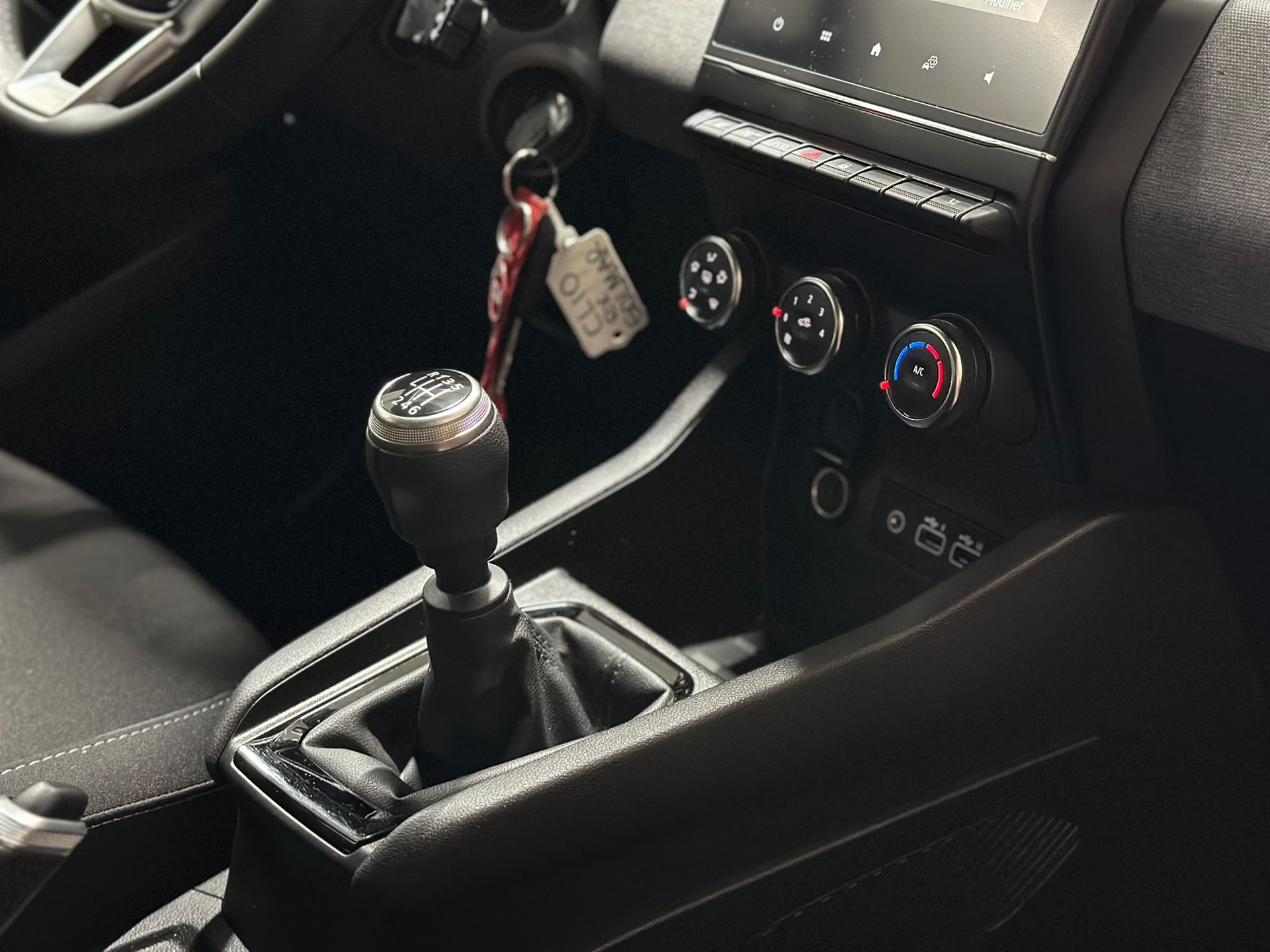 RENAULT Clio 1.0 Techno-image-14