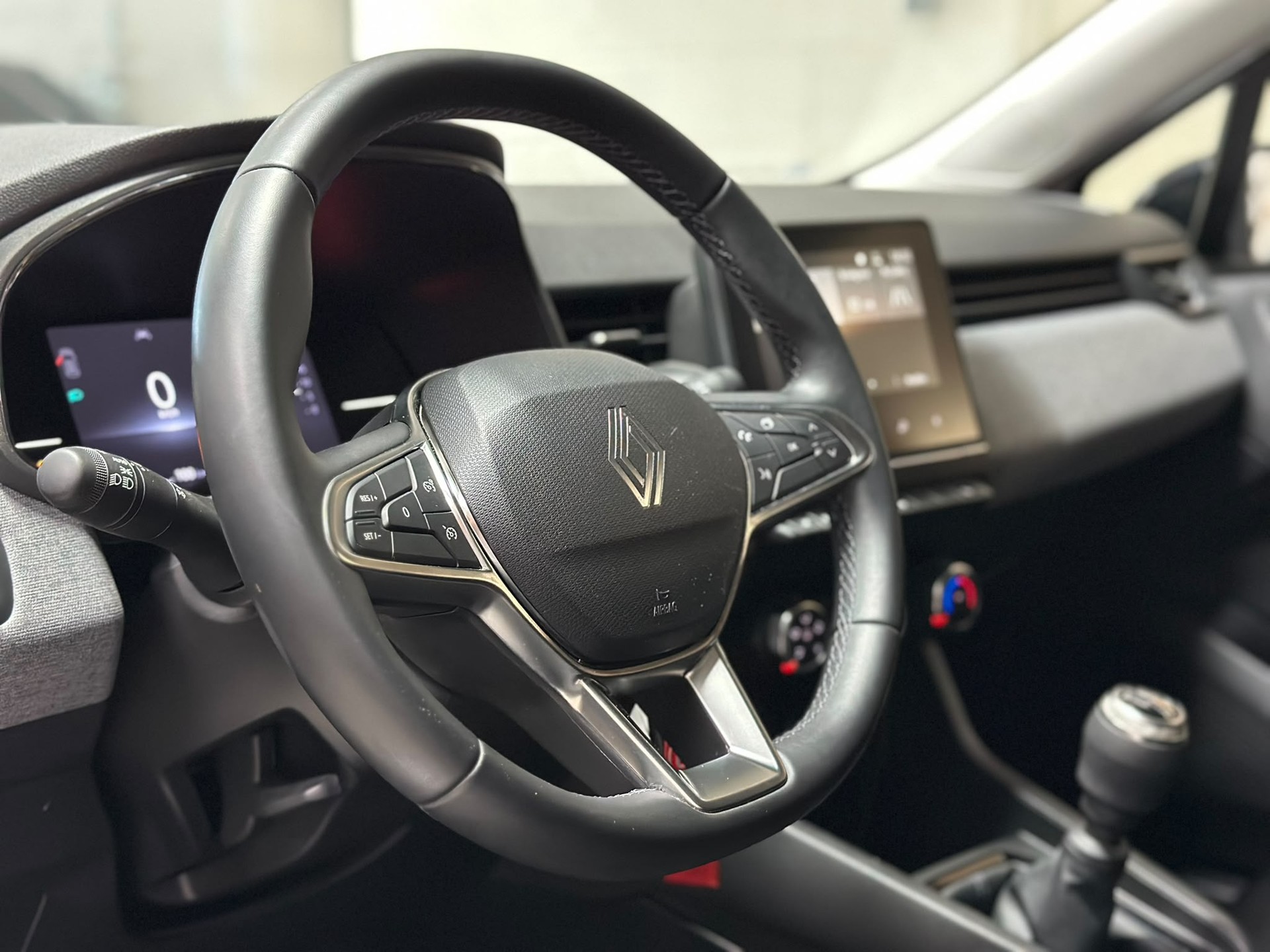 RENAULT Clio 1.0 Techno-image-10