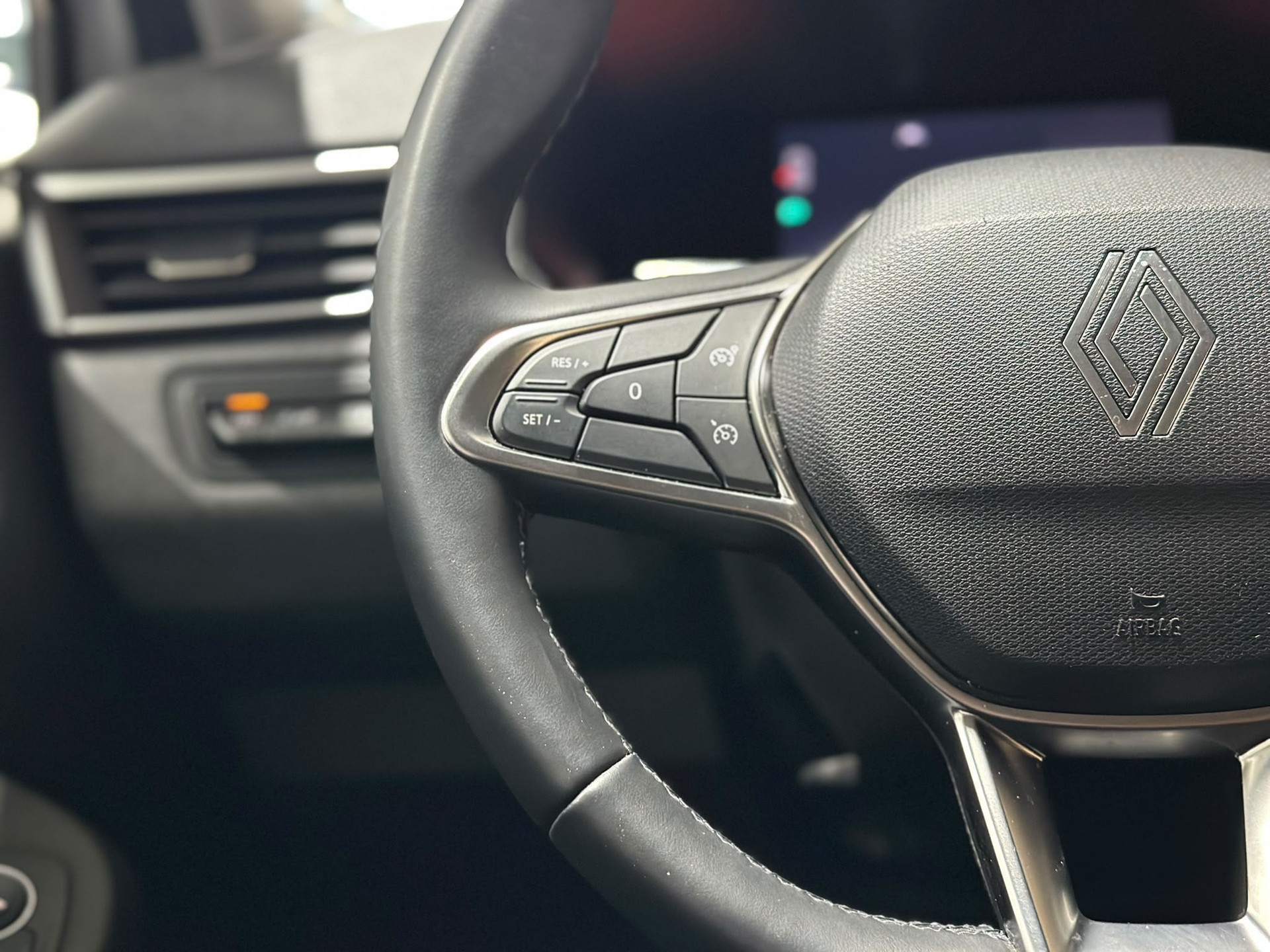 RENAULT Clio 1.0 Techno-image-11
