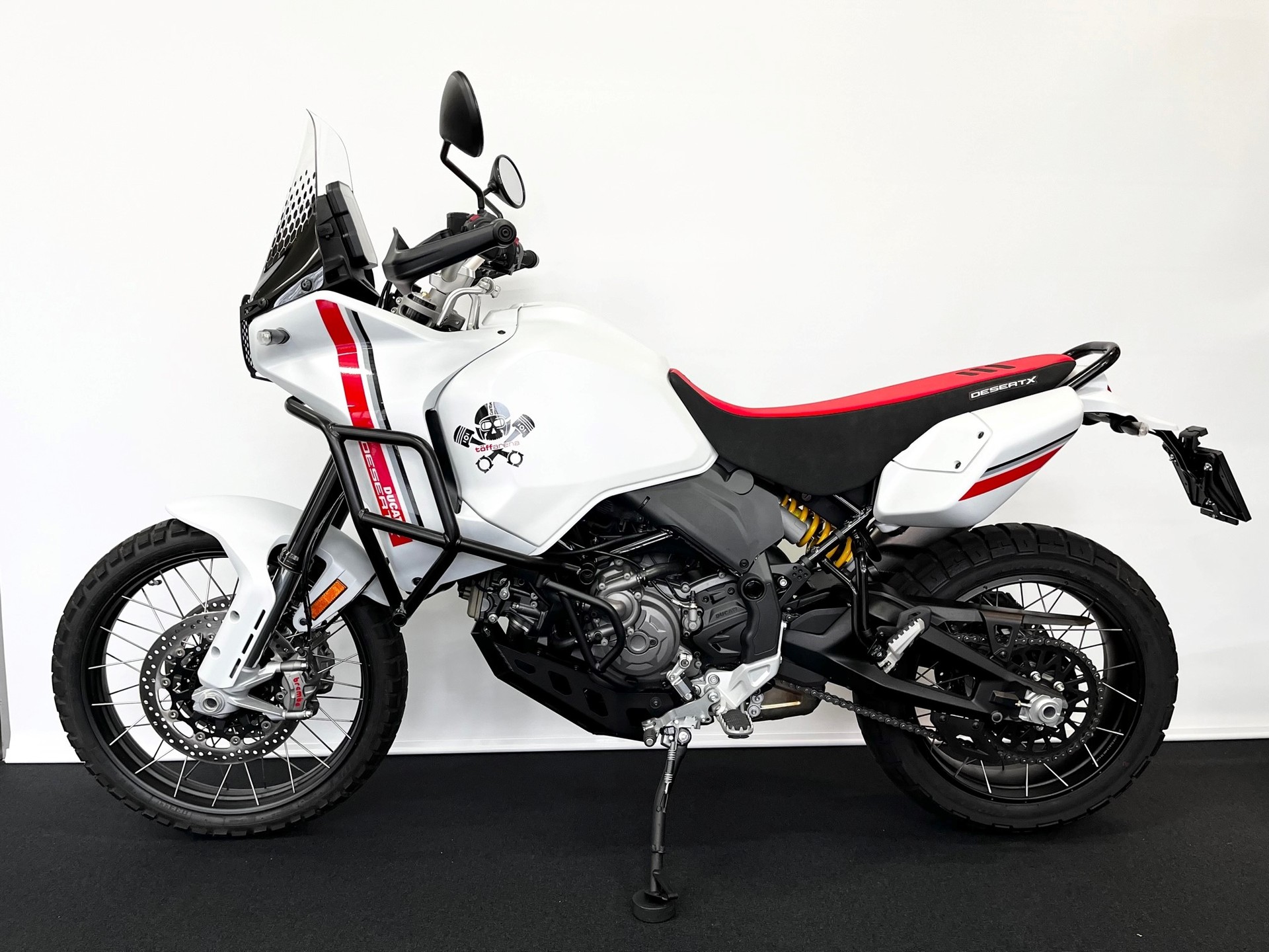 DUCATI Desert X-showroom-element-1