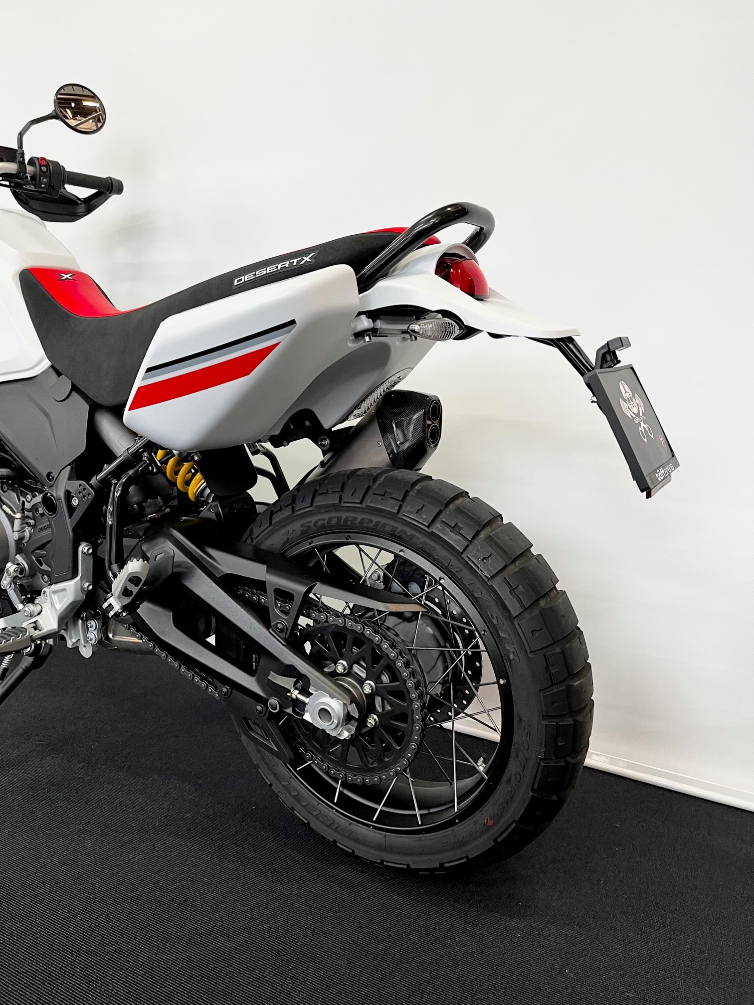 DUCATI Desert X-showroom-element-3