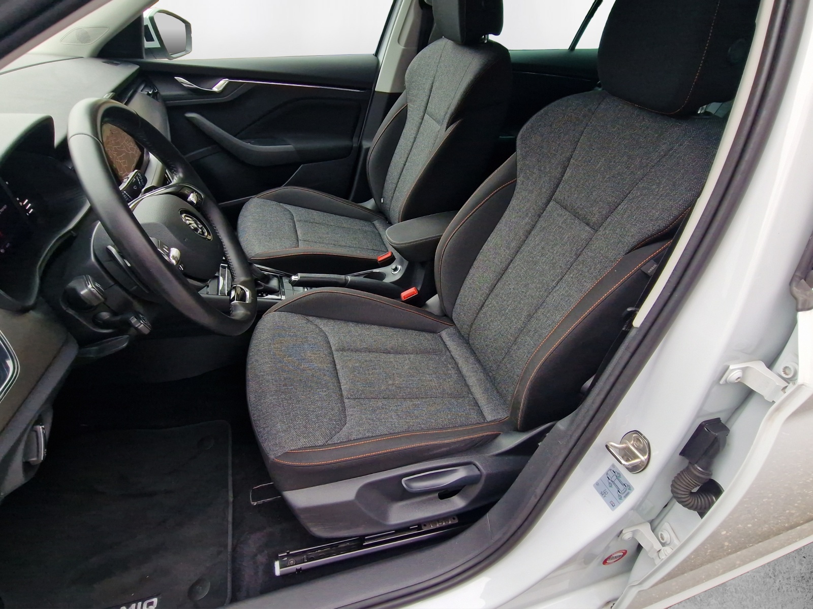 SKODA Kamiq 1.0 TSI Ambition DSG-image-9