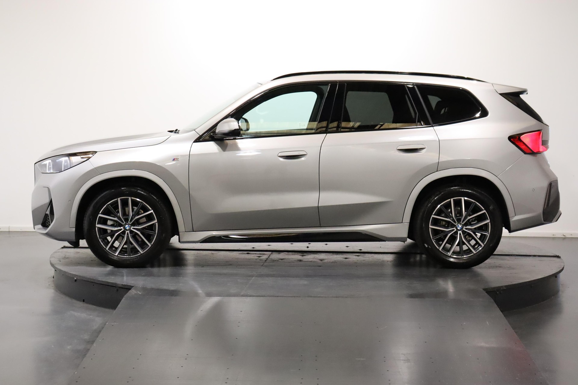 BMW X1 U11 18i sDrive-showroom-element-1