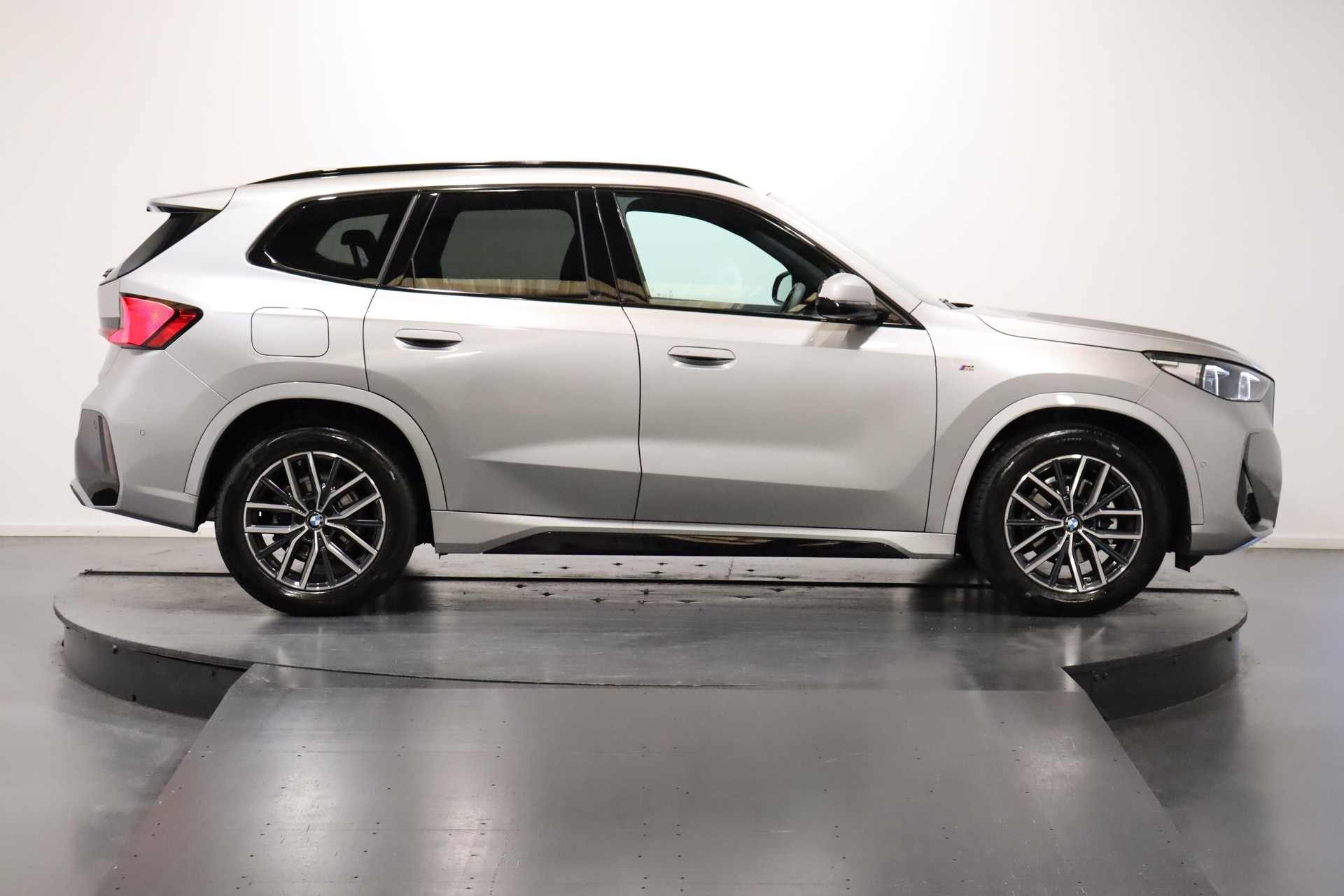 BMW X1 U11 18i sDrive-showroom-element-2