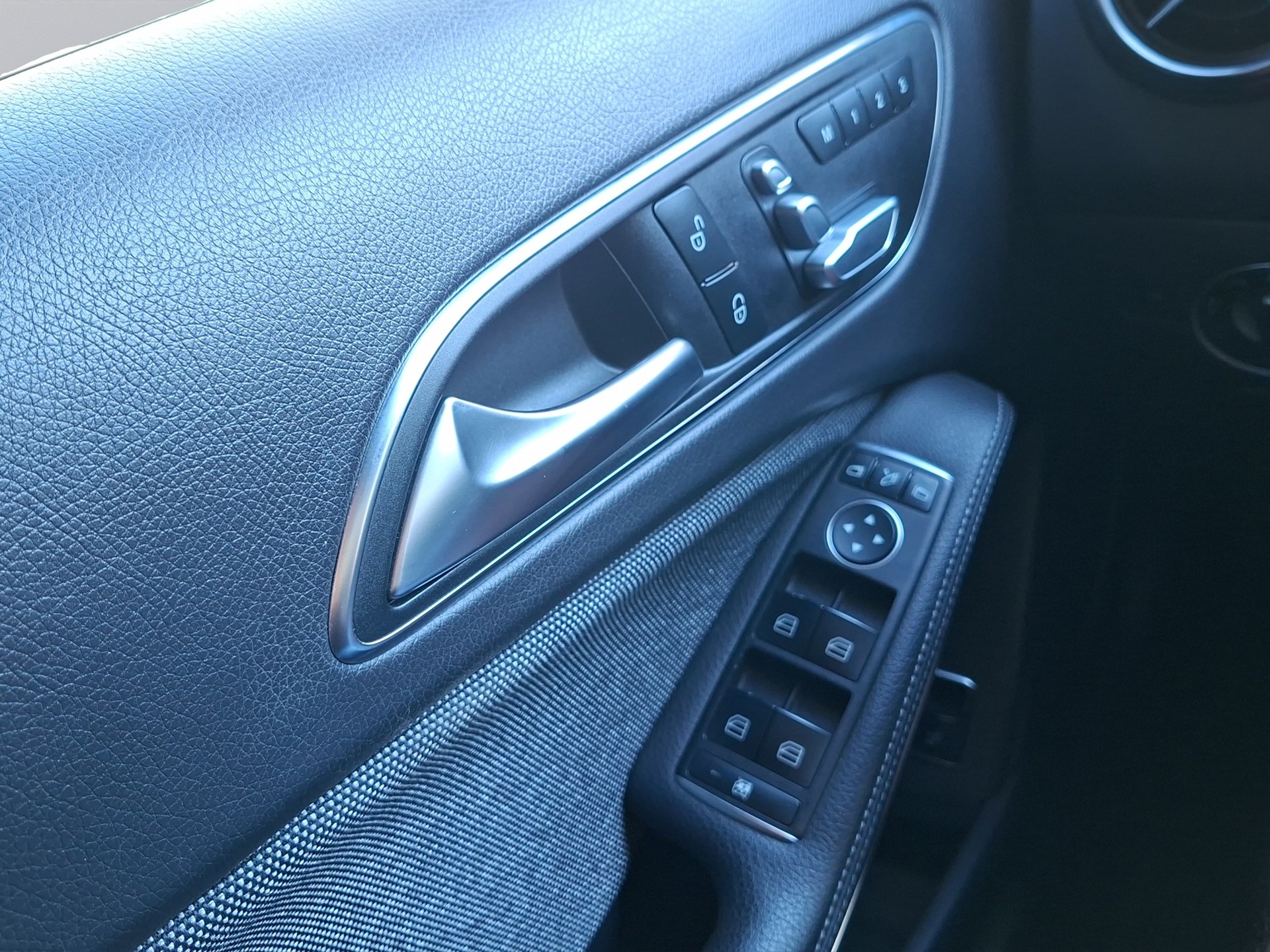 MERCEDES-BENZ GLA 220 Style 4Matic 7G-DCT-image-11