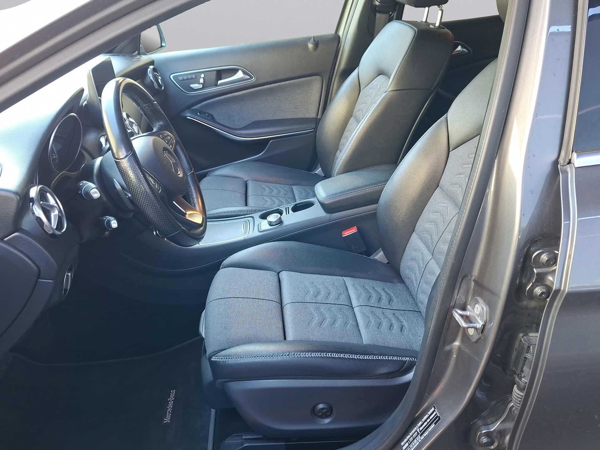 MERCEDES-BENZ GLA 220 Style 4Matic 7G-DCT-image-8