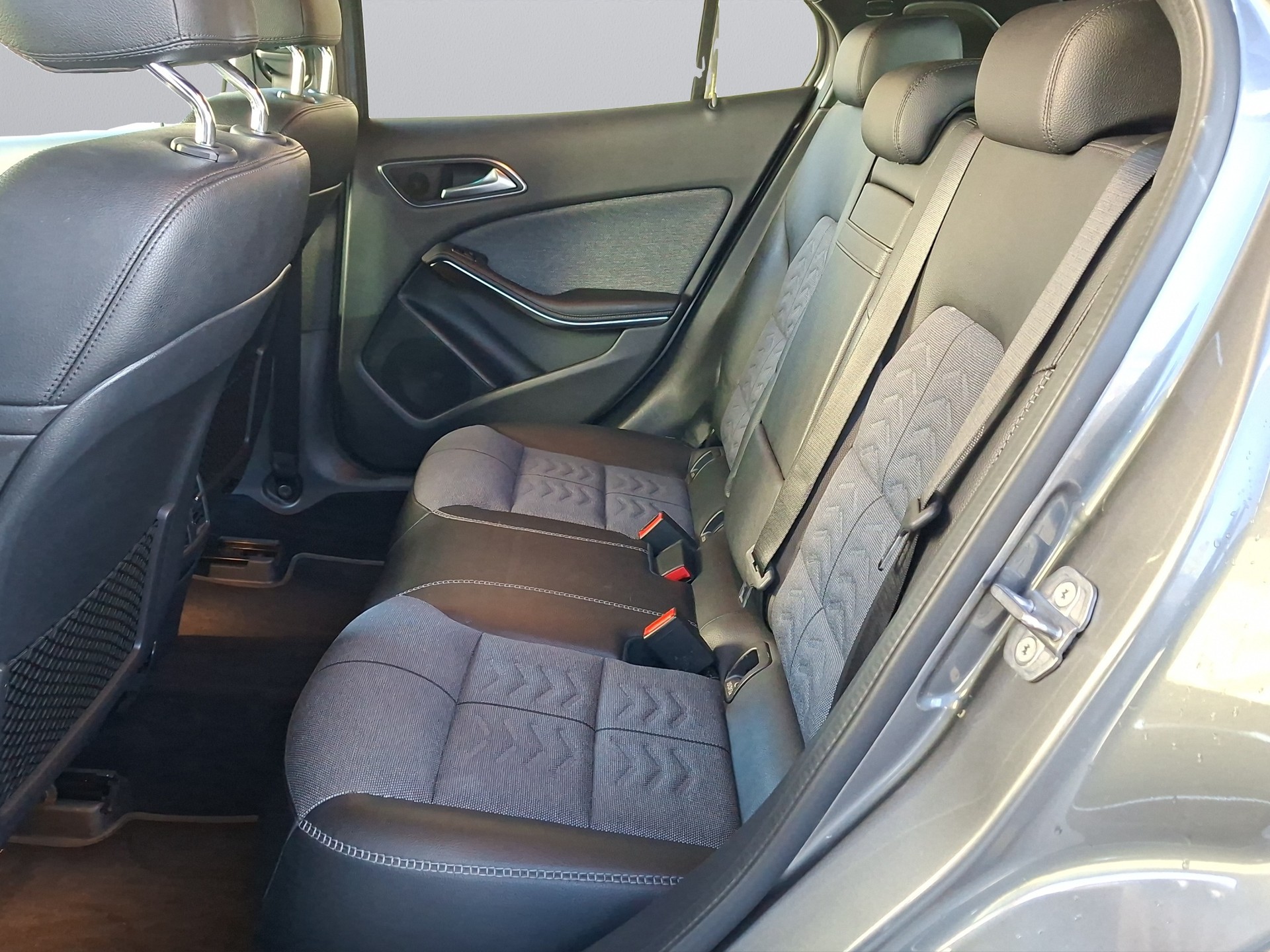 MERCEDES-BENZ GLA 220 Style 4Matic 7G-DCT-image-13