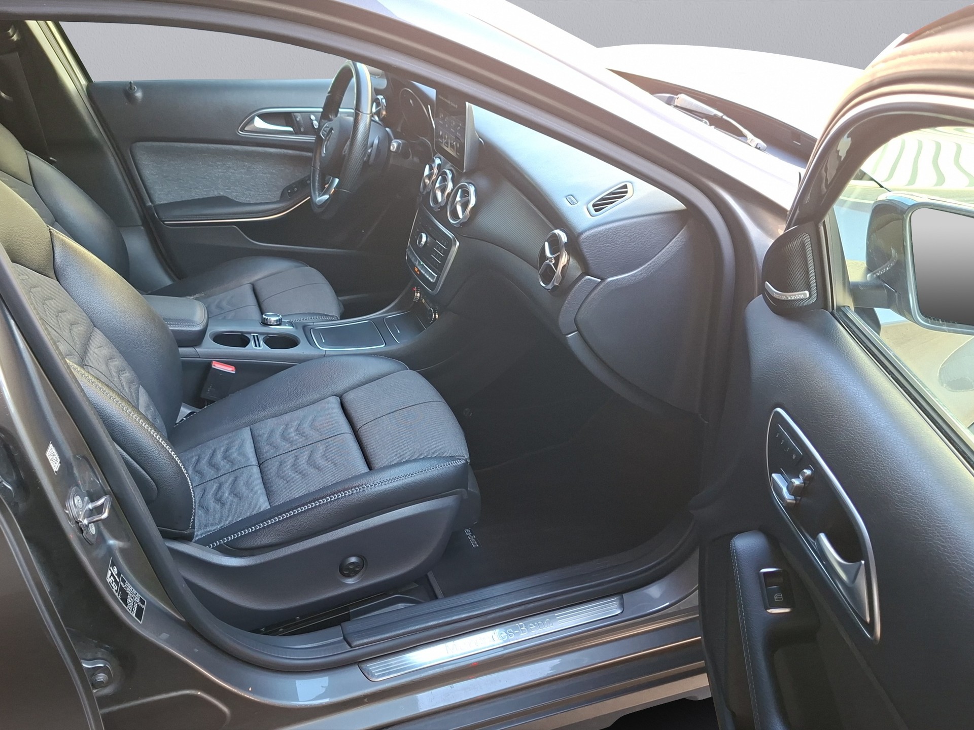 MERCEDES-BENZ GLA 220 Style 4Matic 7G-DCT-image-17