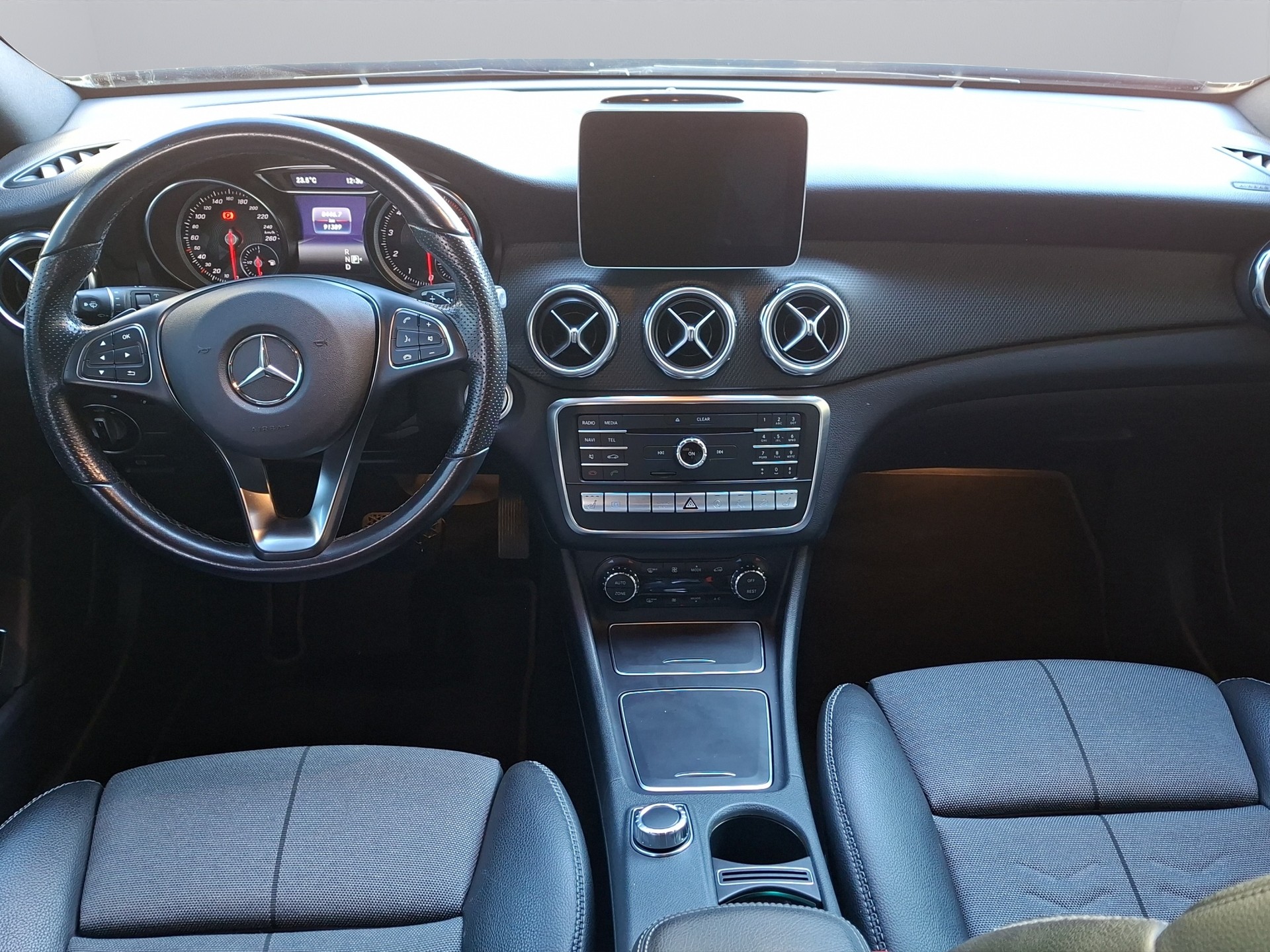 MERCEDES-BENZ GLA 220 Style 4Matic 7G-DCT-image-15