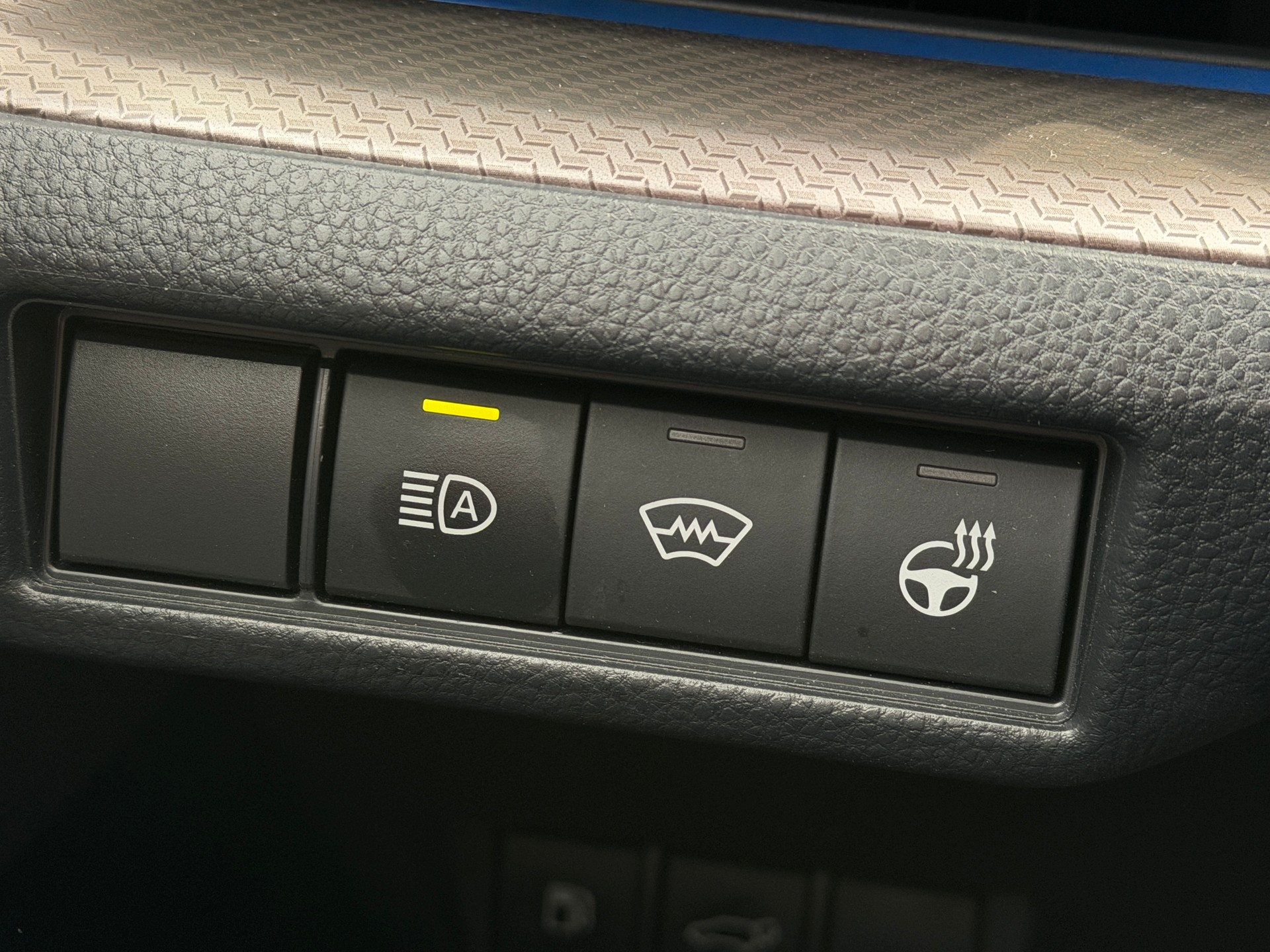 TOYOTA Prius 2.0 Plug-In-Hybrid Style-image-17