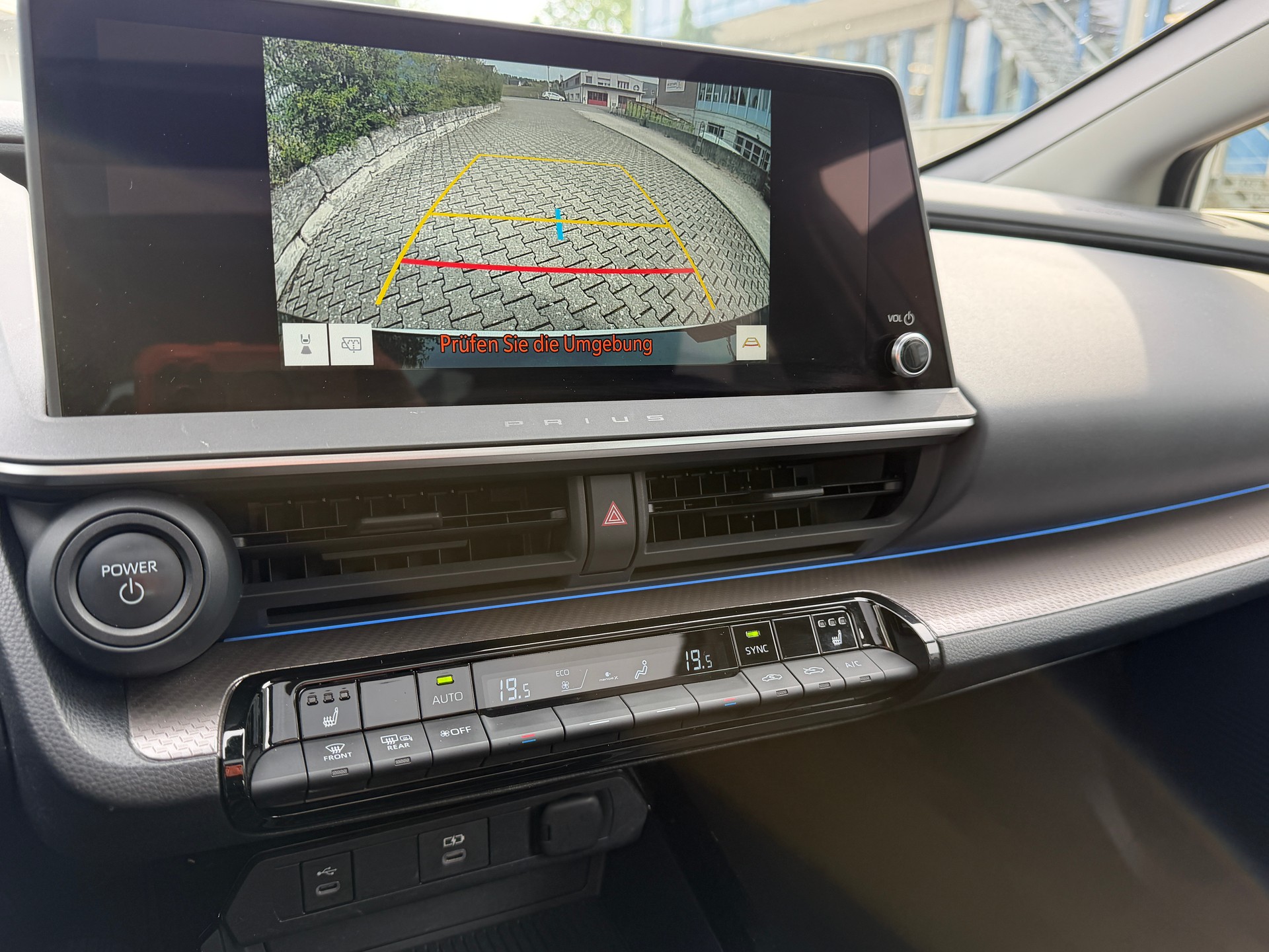 TOYOTA Prius 2.0 Plug-In-Hybrid Style-image-16