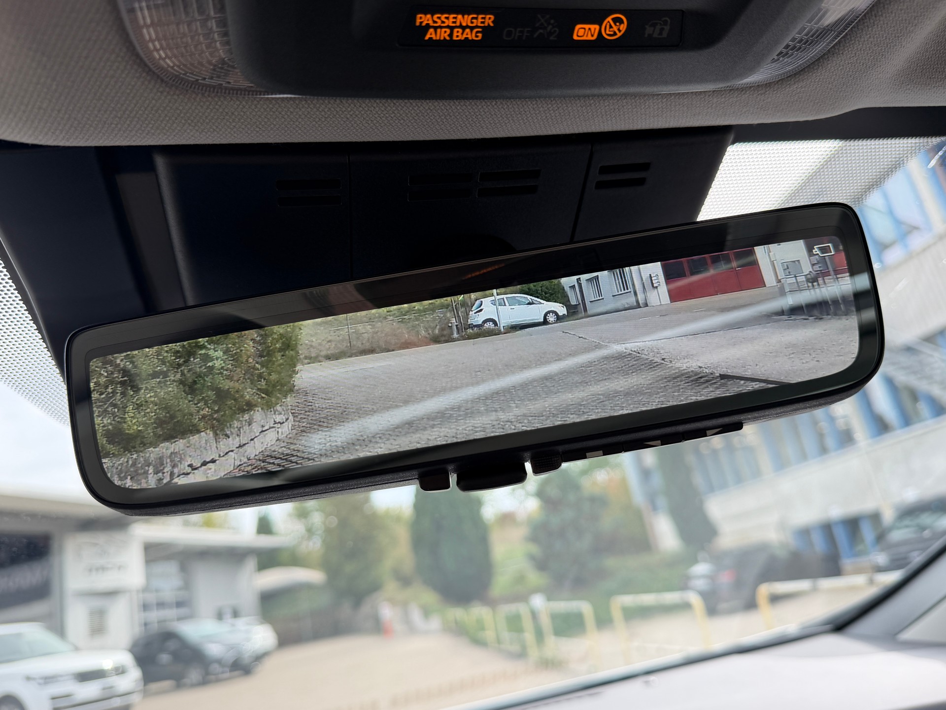 TOYOTA Prius 2.0 Plug-In-Hybrid Style-image-19
