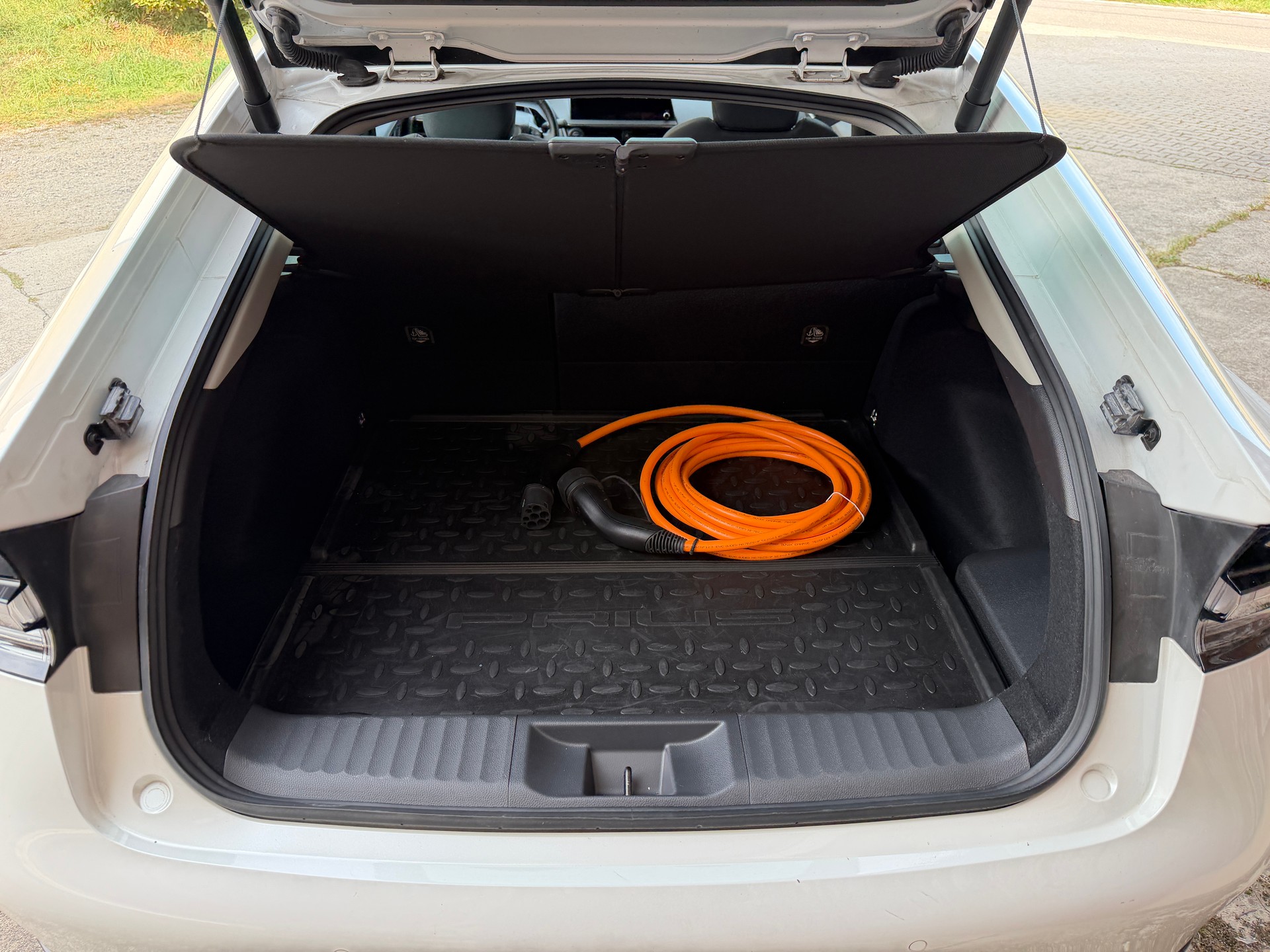 TOYOTA Prius 2.0 Plug-In-Hybrid Style-image-13