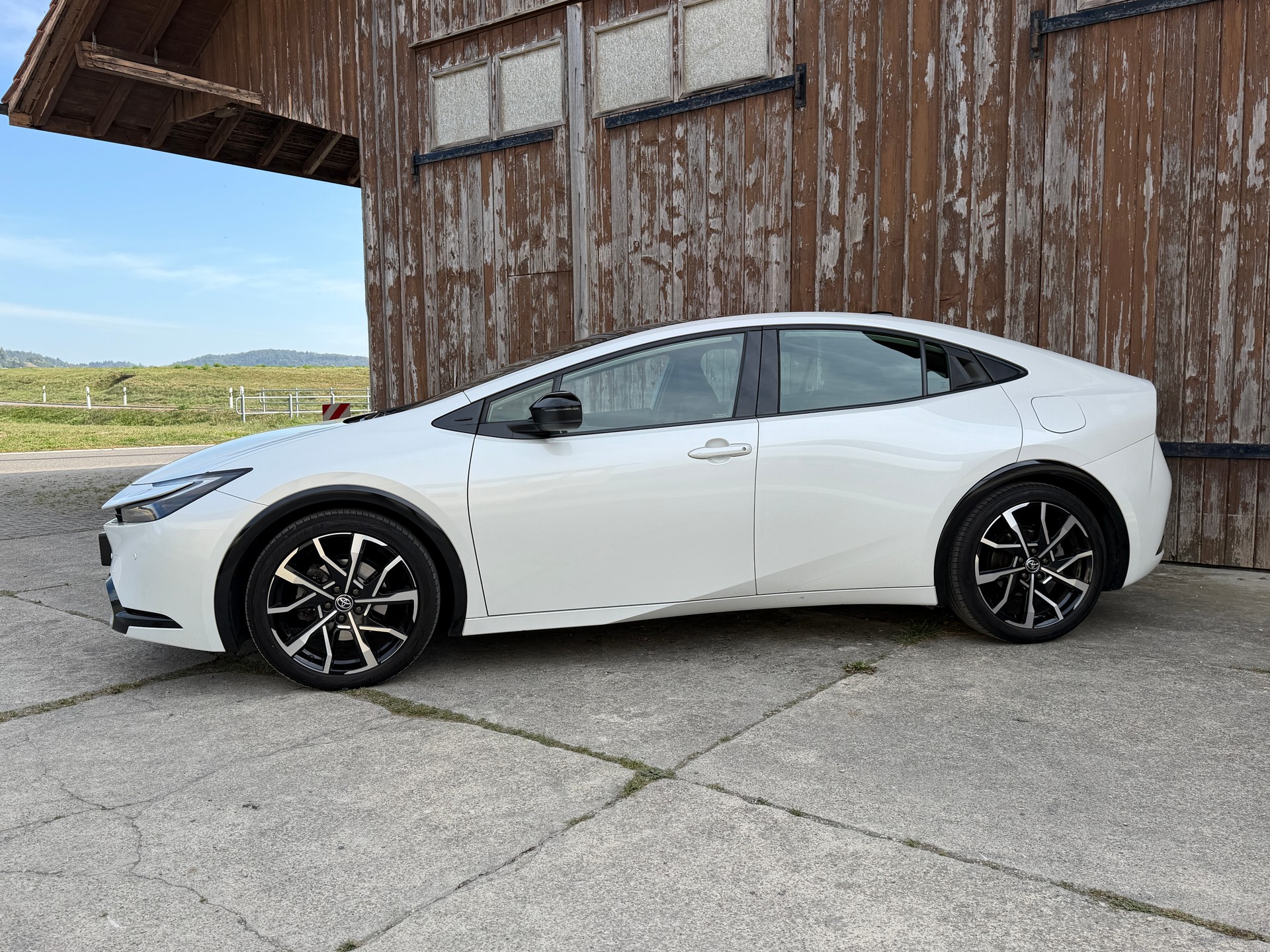 TOYOTA Prius 2.0 Plug-In-Hybrid Style-image-3
