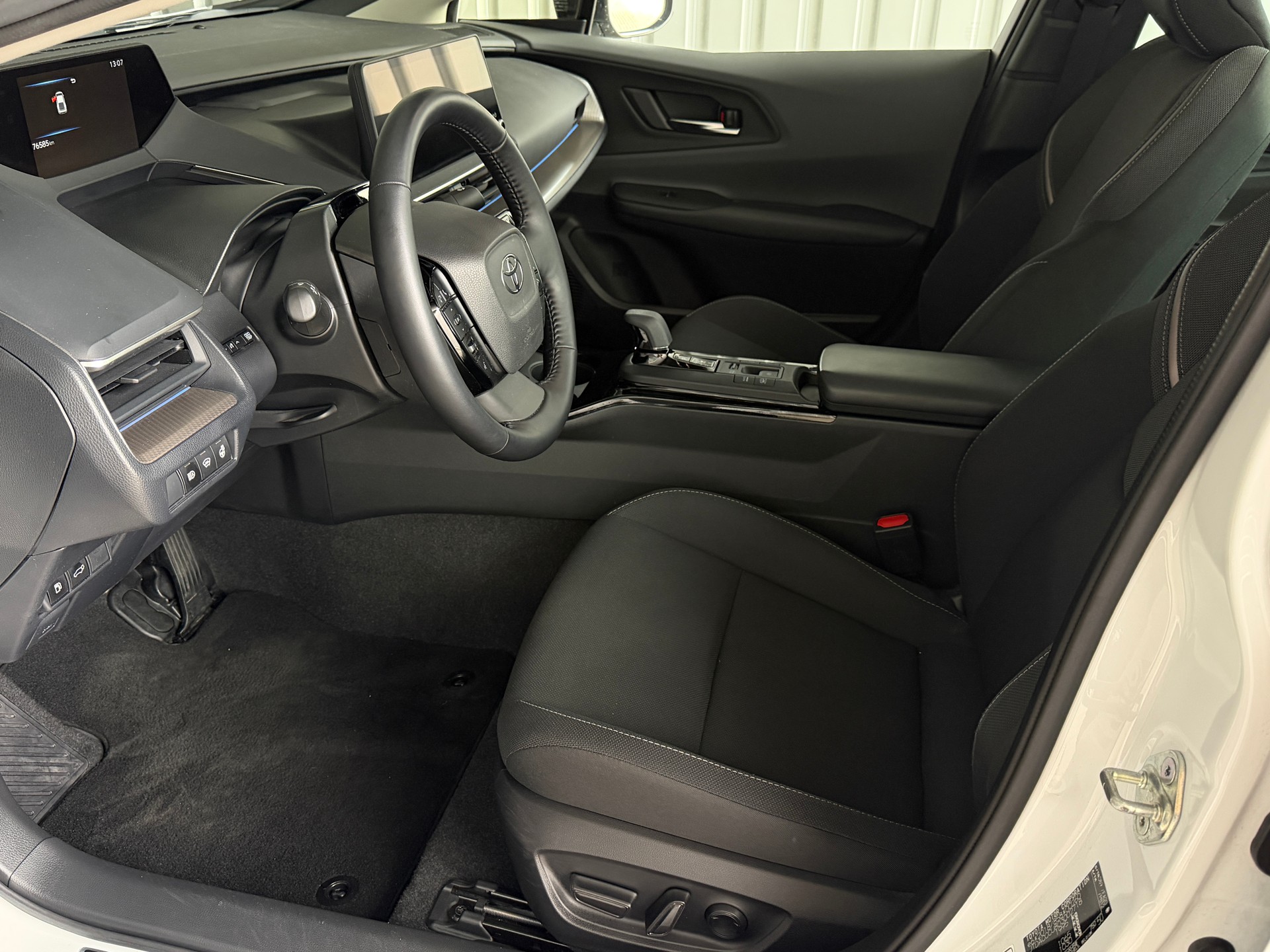 TOYOTA Prius 2.0 Plug-In-Hybrid Style-image-8