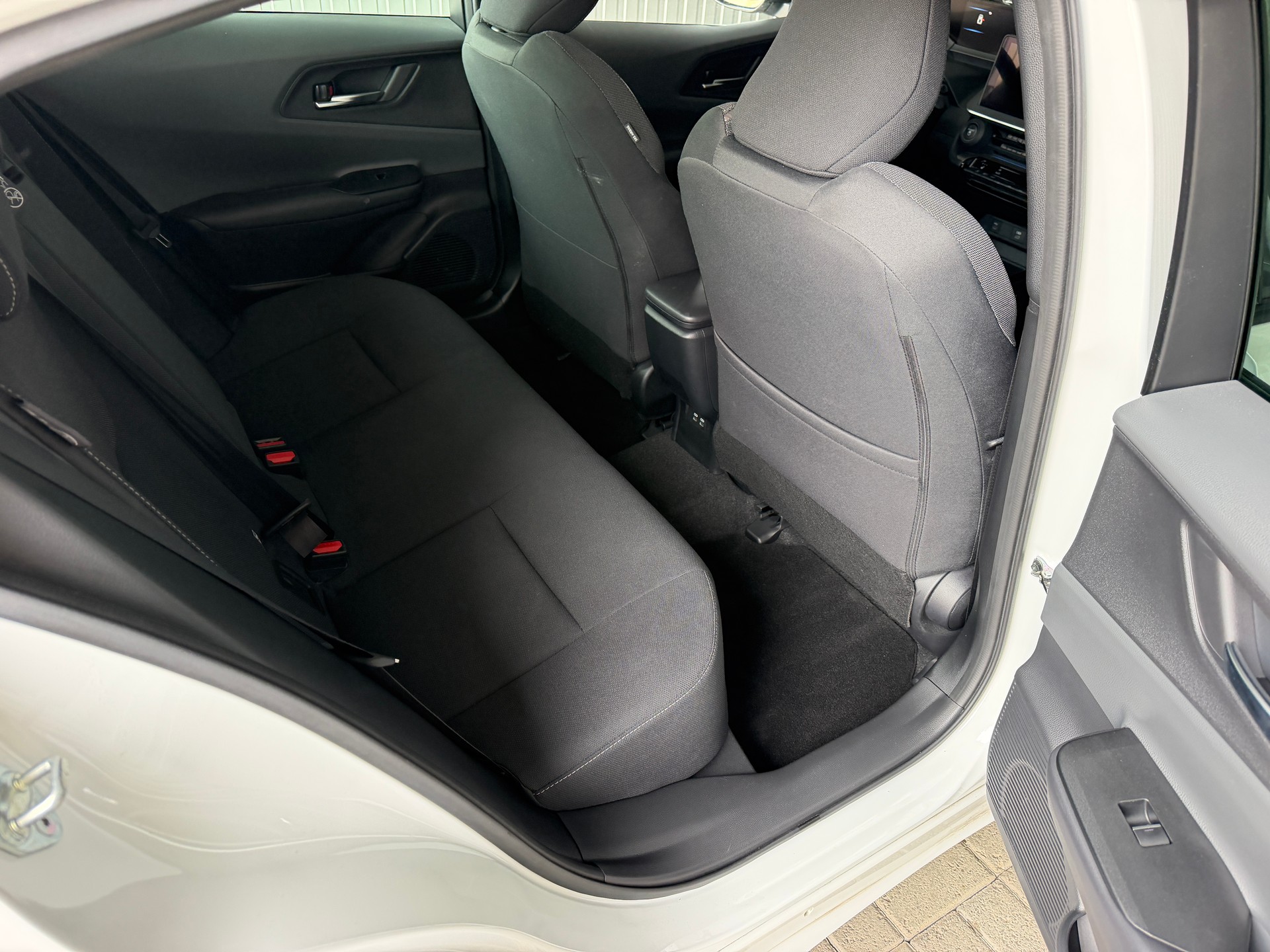 TOYOTA Prius 2.0 Plug-In-Hybrid Style-image-11