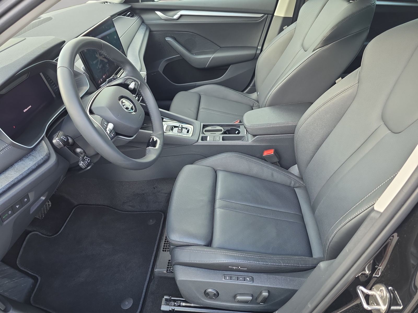 SKODA Octavia Combi 2.0 TDI DSG Selection-image-4