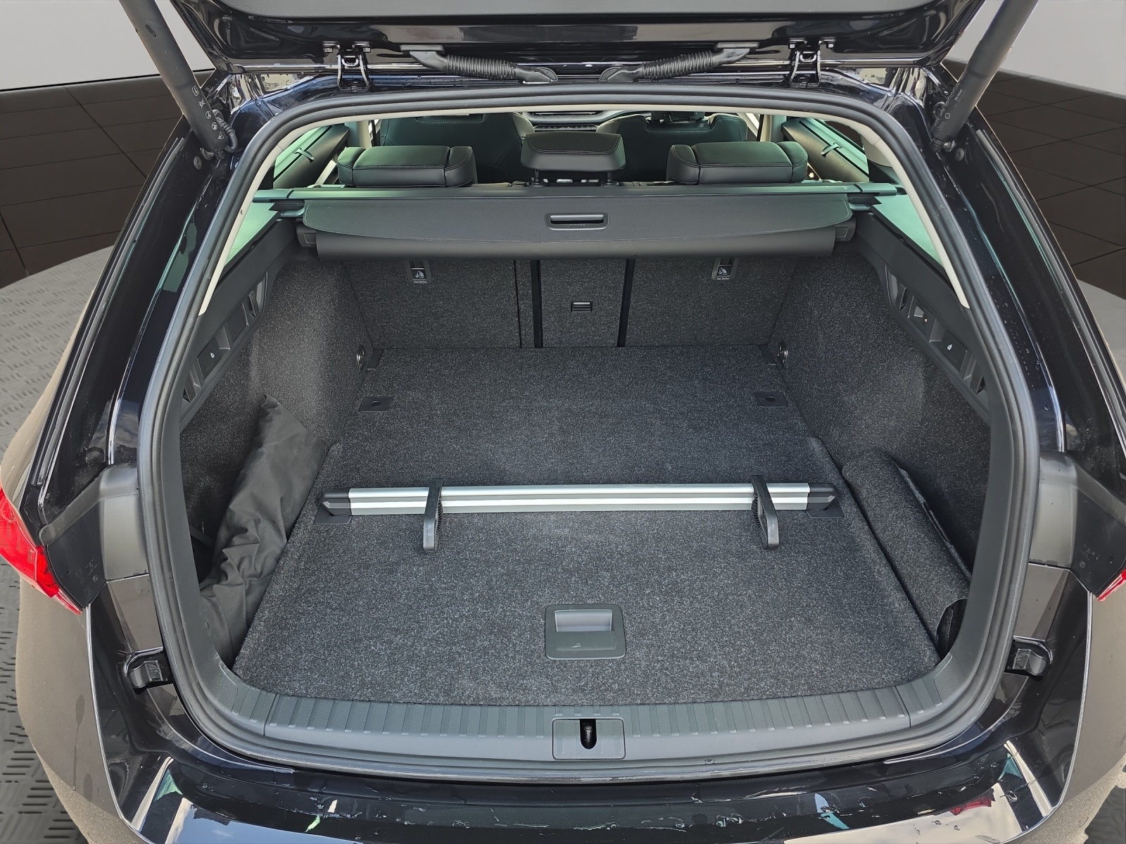 SKODA Octavia Combi 2.0 TDI DSG Selection-image-5