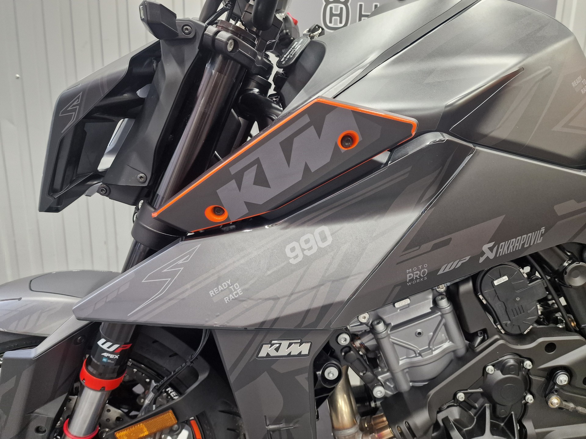 KTM 990 Duke-showroom-element-2