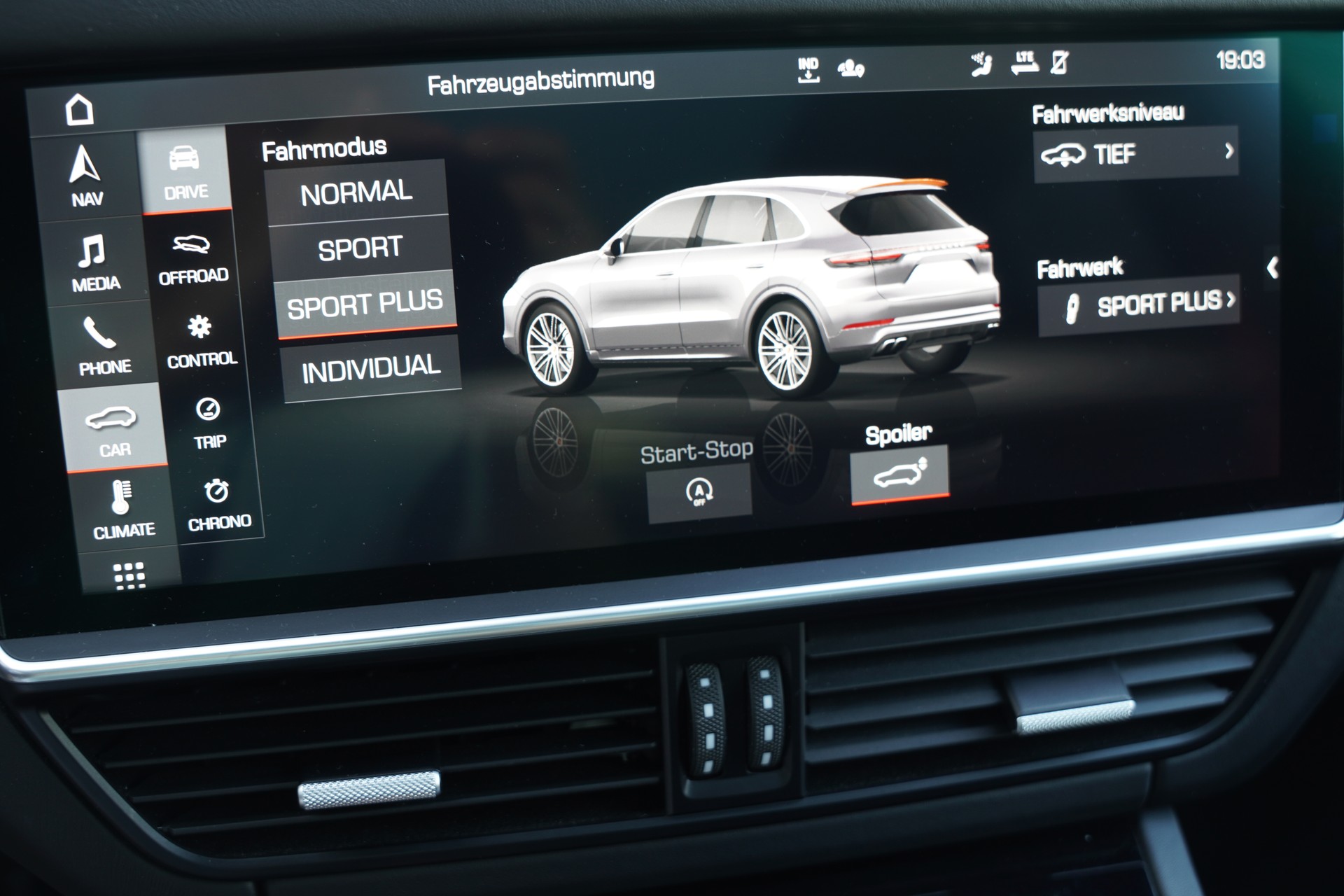 PORSCHE Cayenne Turbo-image-9