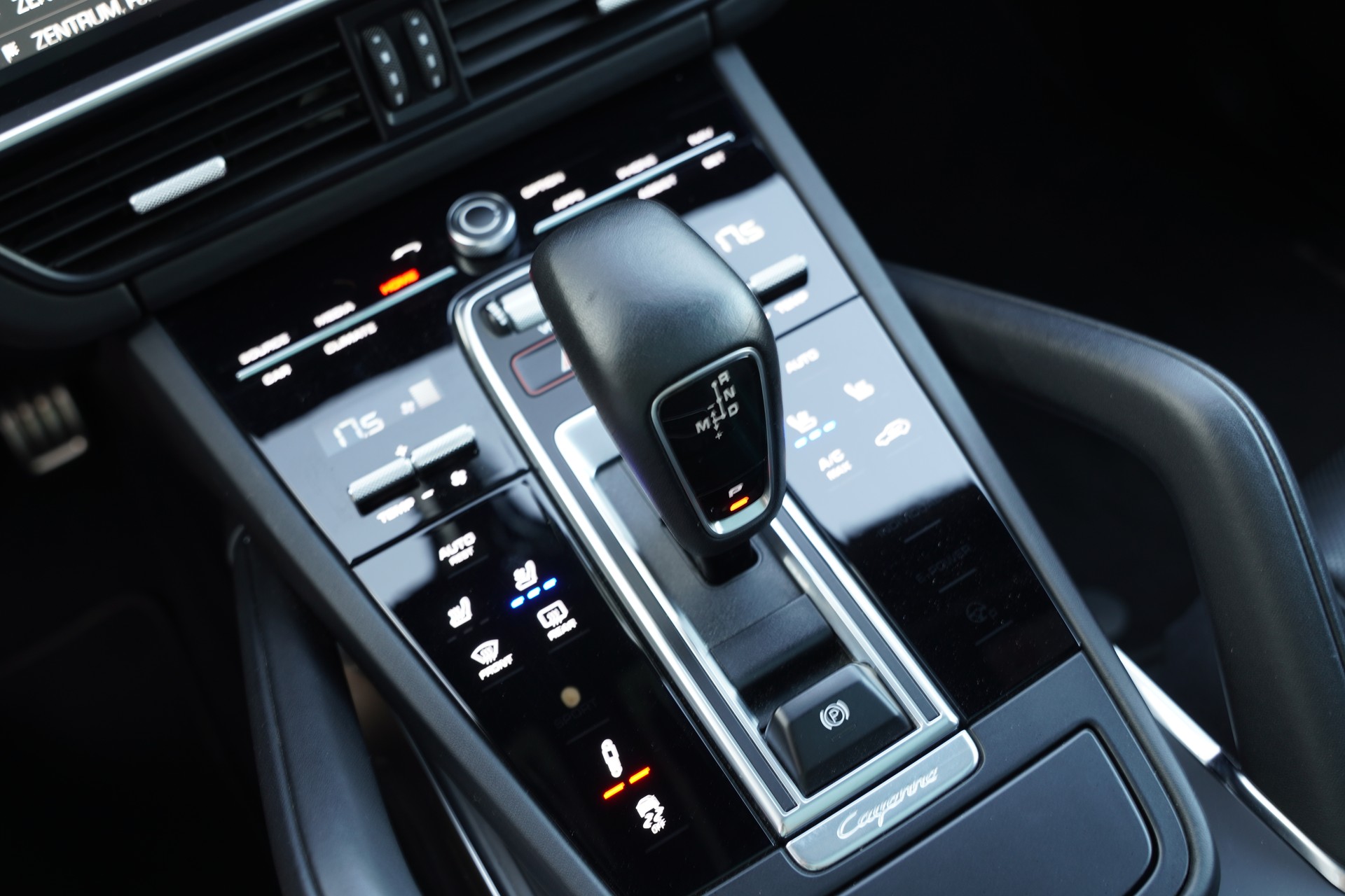 PORSCHE Cayenne Turbo-image-11