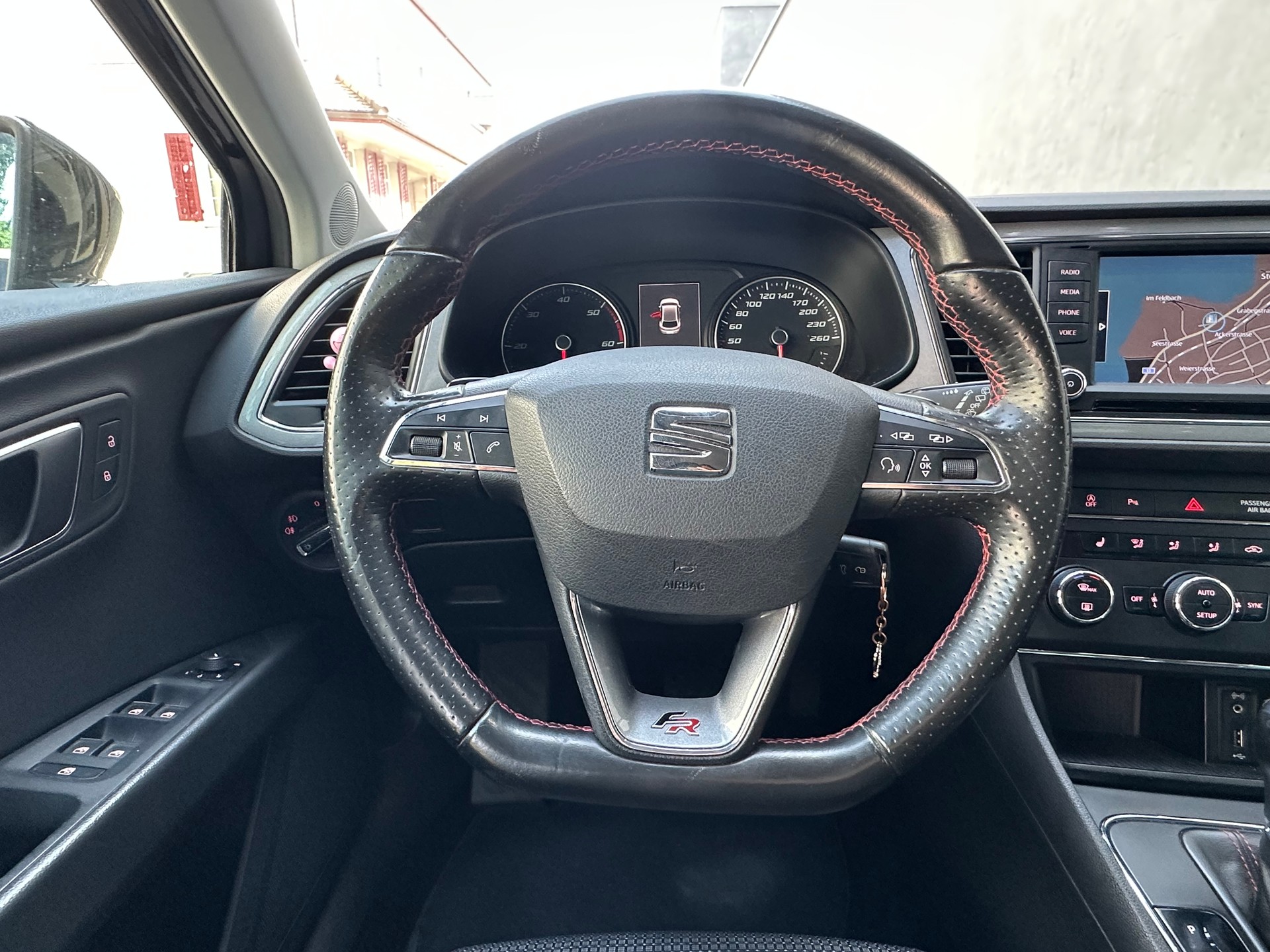 SEAT Leon 2.0 TDI FR DSG-image-12