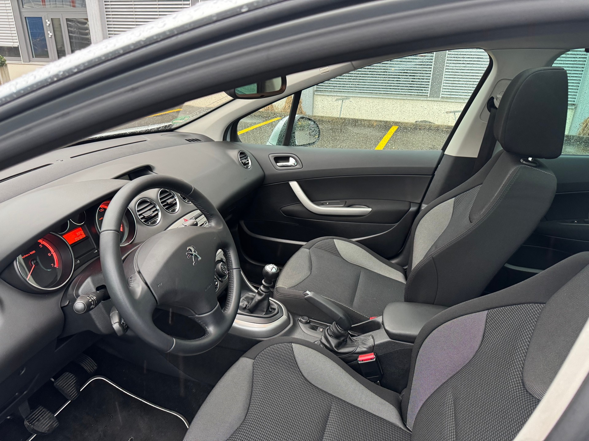 PEUGEOT 308 SW 1.6 16V Turbo Millesim 200-image-6