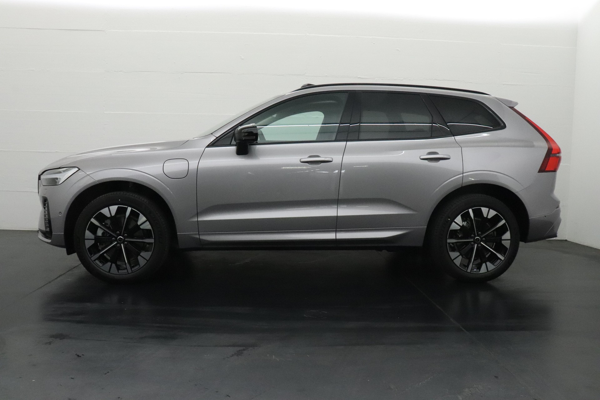VOLVO XC60 2.0 T8 TE Ultra Dark eAWD-showroom-element-3