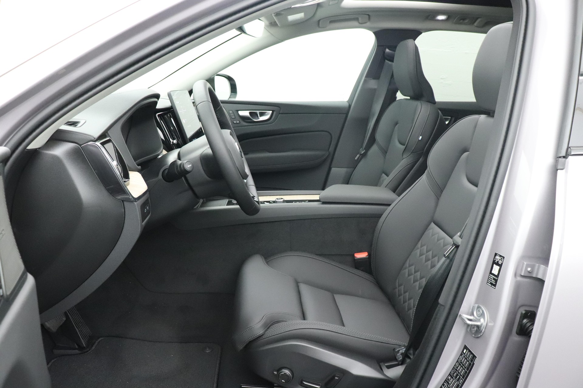 VOLVO XC60 2.0 T8 TE Ultra Dark eAWD-showroom-element-2